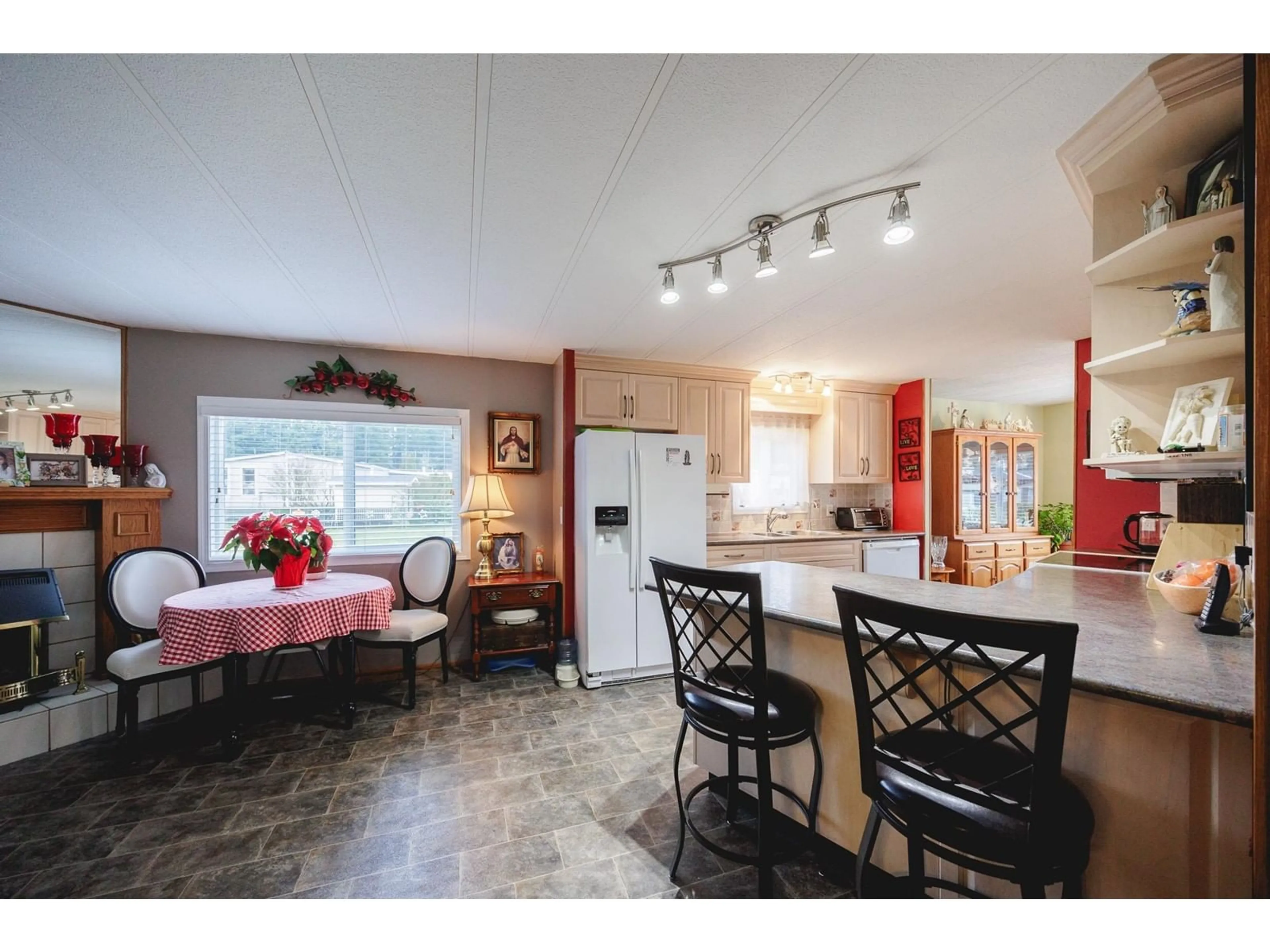 Open concept kitchen, unknown for 31 2270 196 STREET, Langley British Columbia V2Z1N6