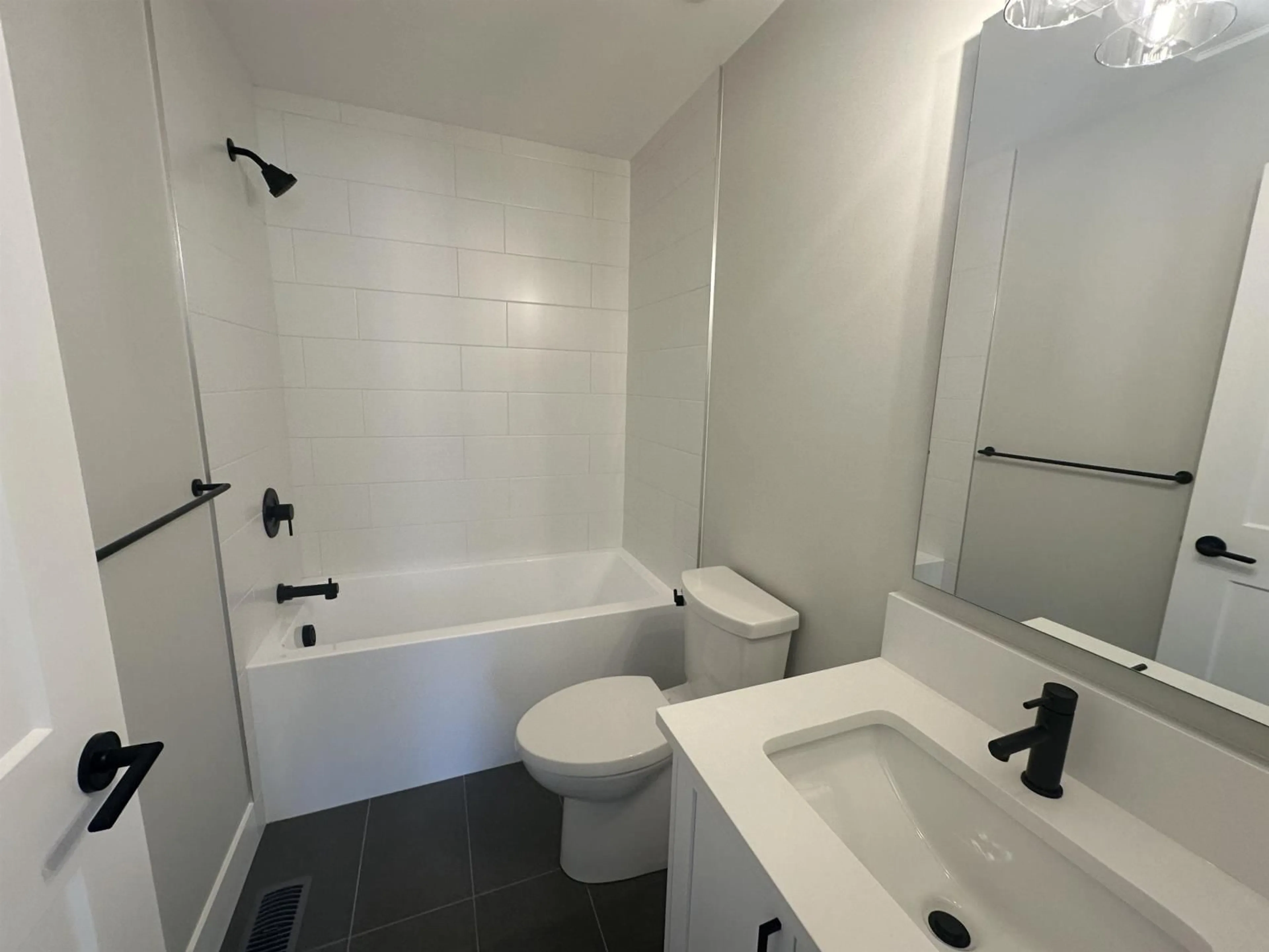 Standard bathroom, unknown for 1943 SPARROW HAWK PLACE, Agassiz British Columbia V0M1A1