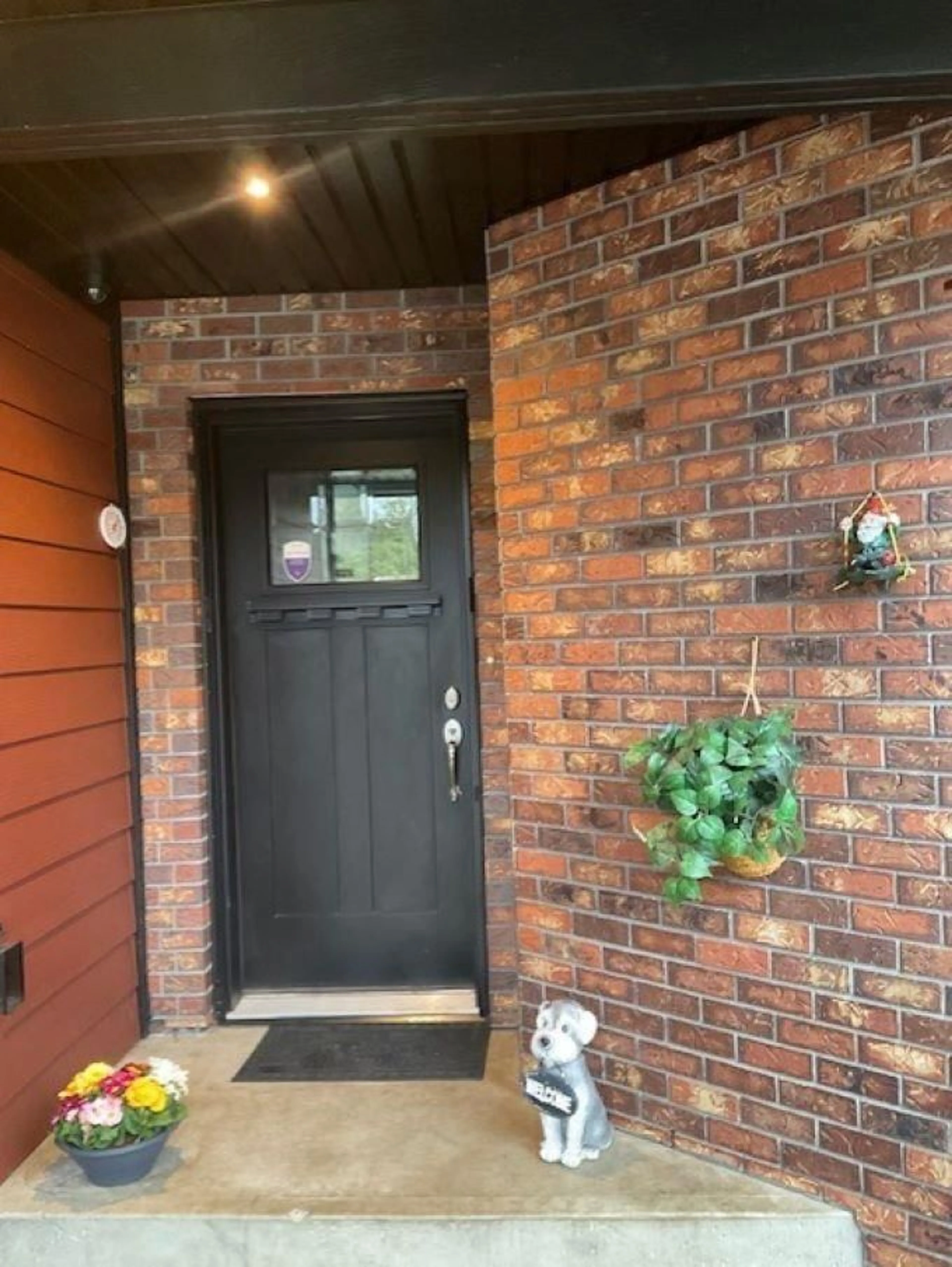 Indoor entryway for 9328 LARKSPUR AVENUE, Mission British Columbia V2V7C9