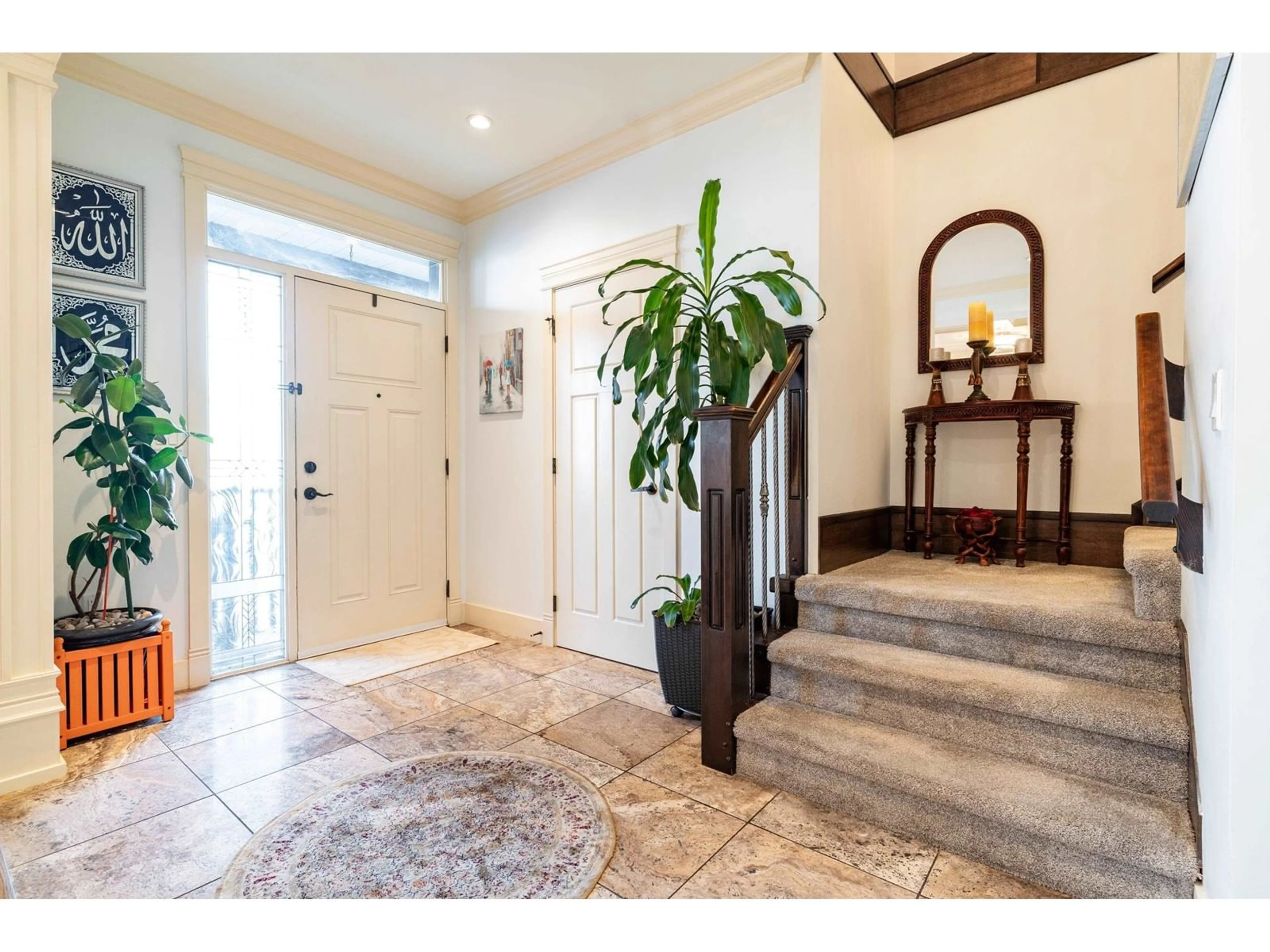 Indoor entryway for 19470 72 AVENUE, Surrey British Columbia V4N5Z4