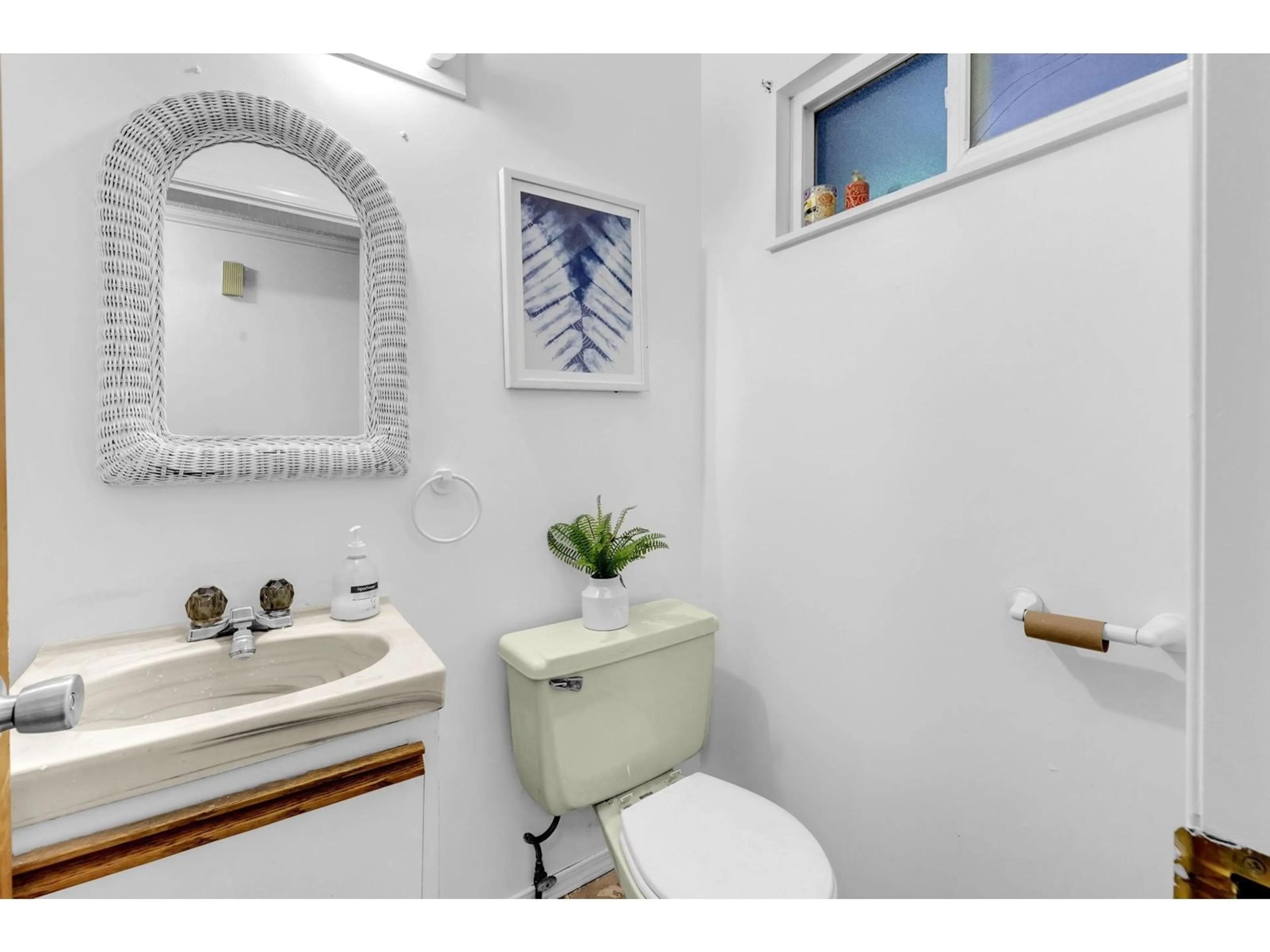 Standard bathroom, ceramic/tile floor for 47 9380 128 STREET, Surrey British Columbia V3V6A4