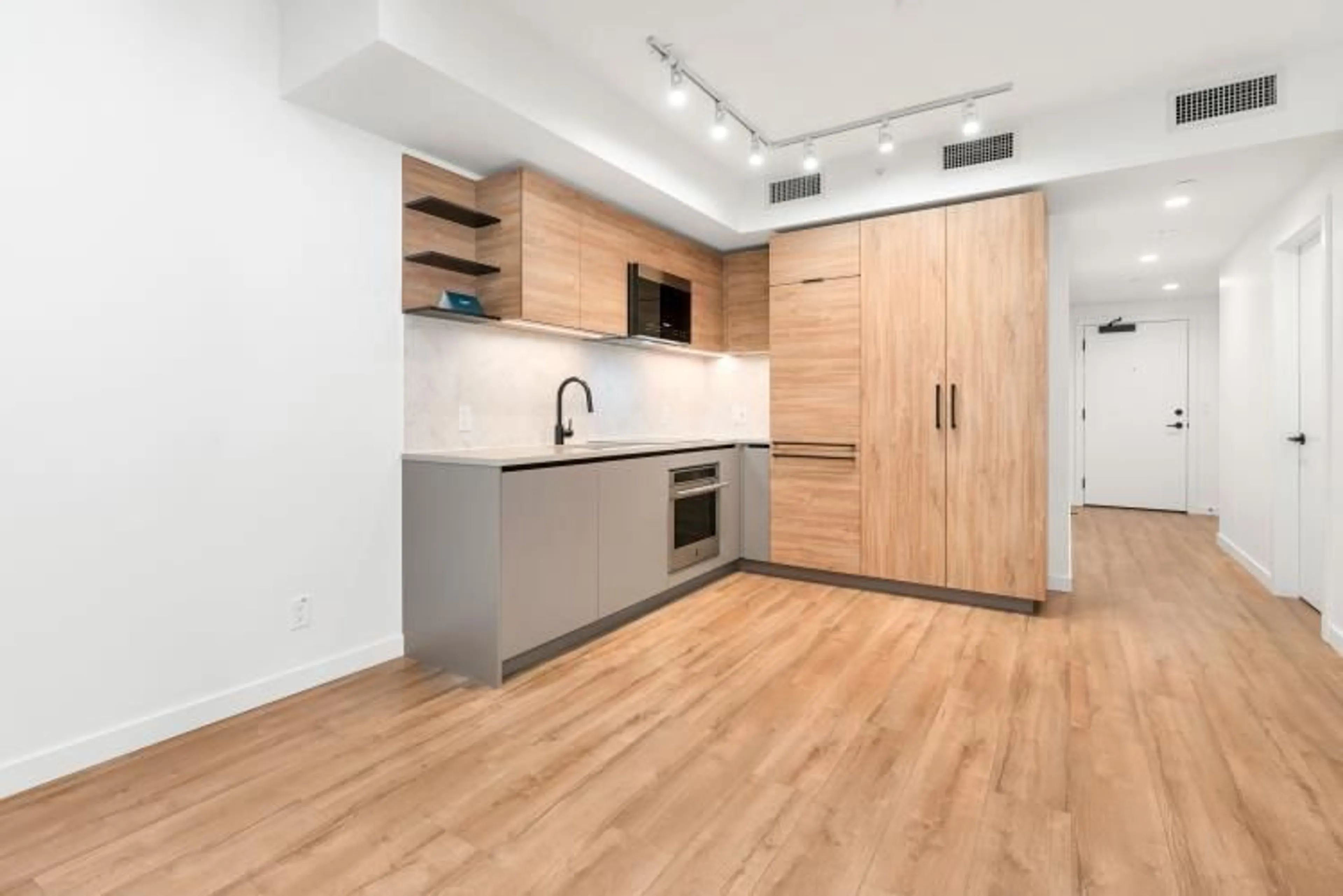 Standard kitchen, wood/laminate floor for 3803 10448 UNIVERSITY DRIVE, Surrey British Columbia V3T0K1