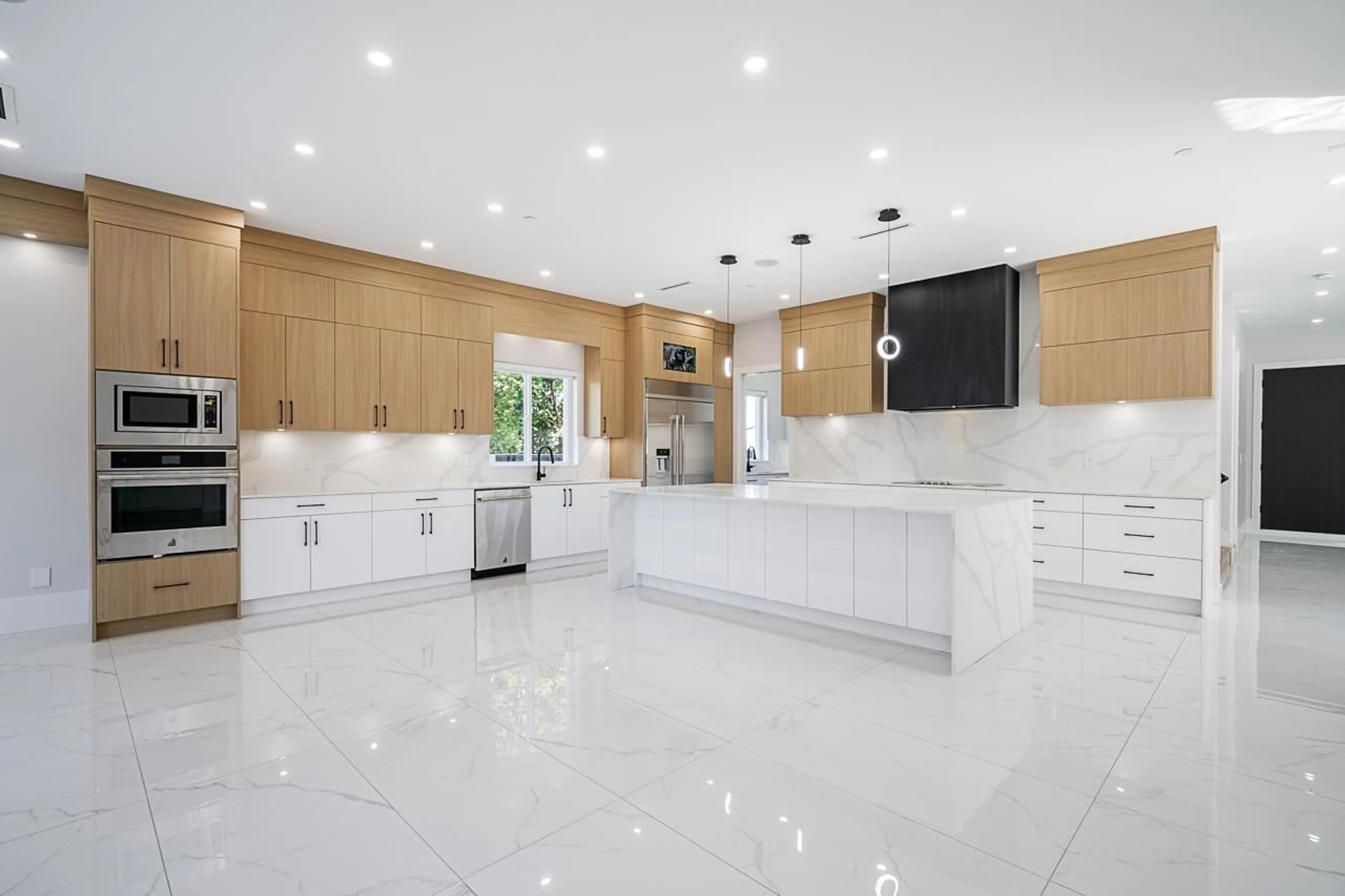 Contemporary kitchen, ceramic/tile floor for 15673 THRIFT AVENUE, White Rock British Columbia V4B2M3