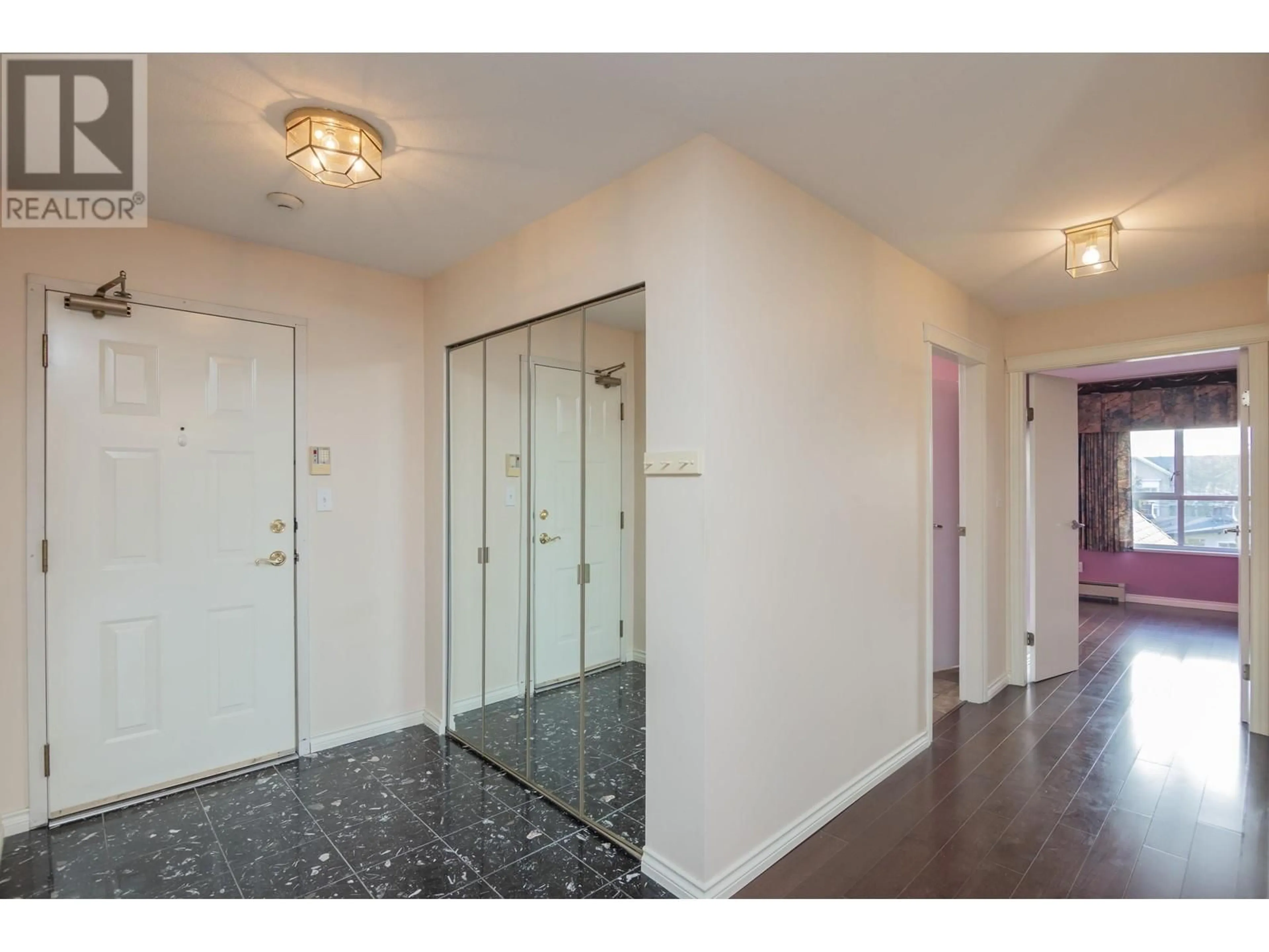 Indoor foyer for 306 1675 AUGUSTA AVENUE, Burnaby British Columbia V5A4S8