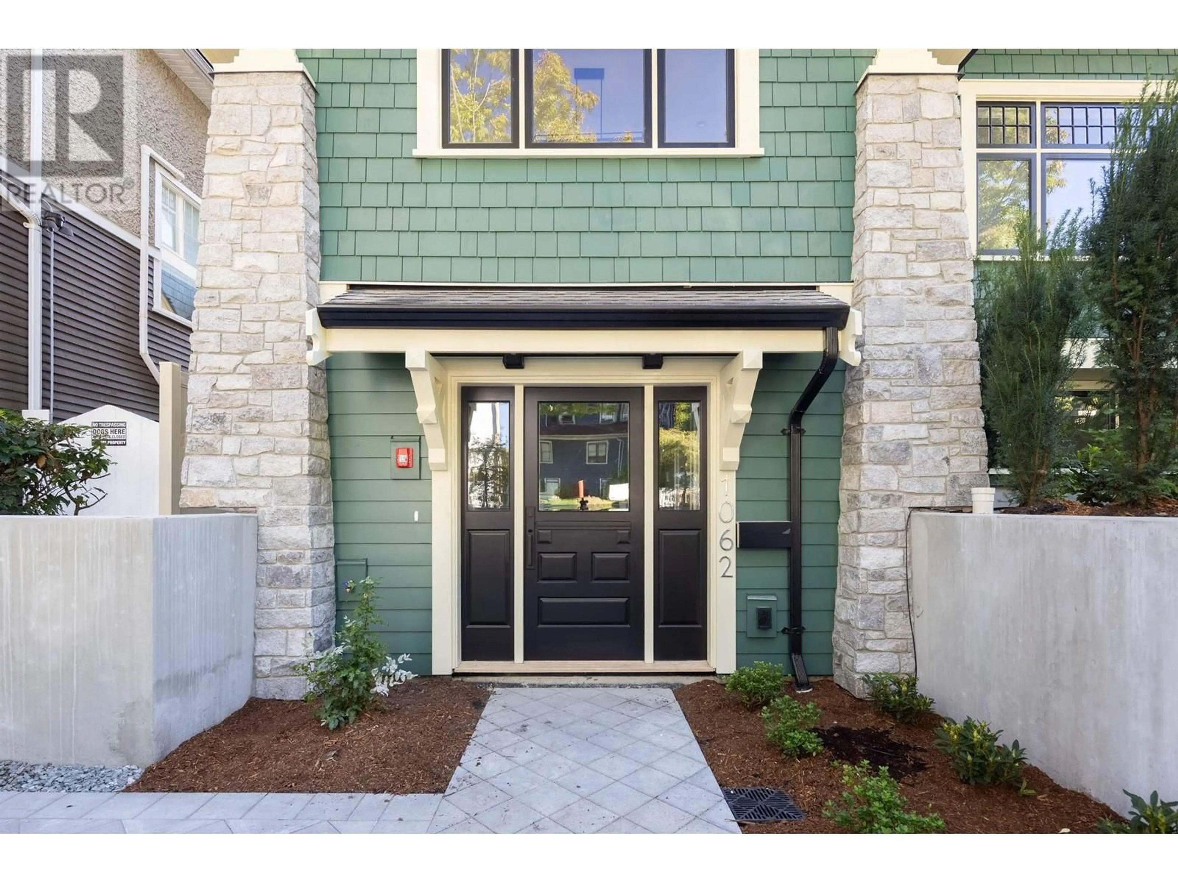 Indoor entryway for 1062 W 15TH AVENUE, Vancouver British Columbia V6H1R6