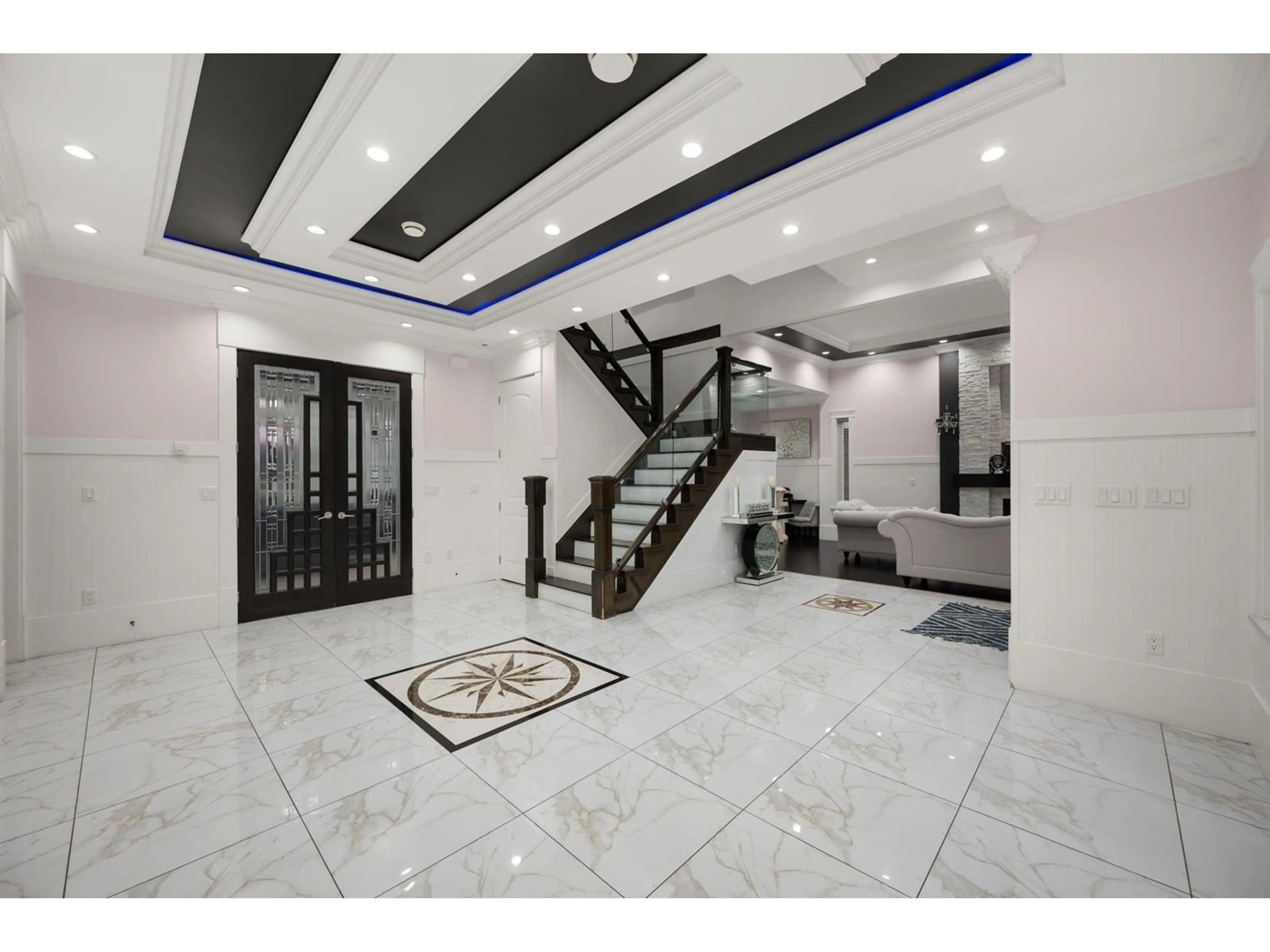 Indoor foyer for 10521 127 STREET, Surrey British Columbia V3V5K3