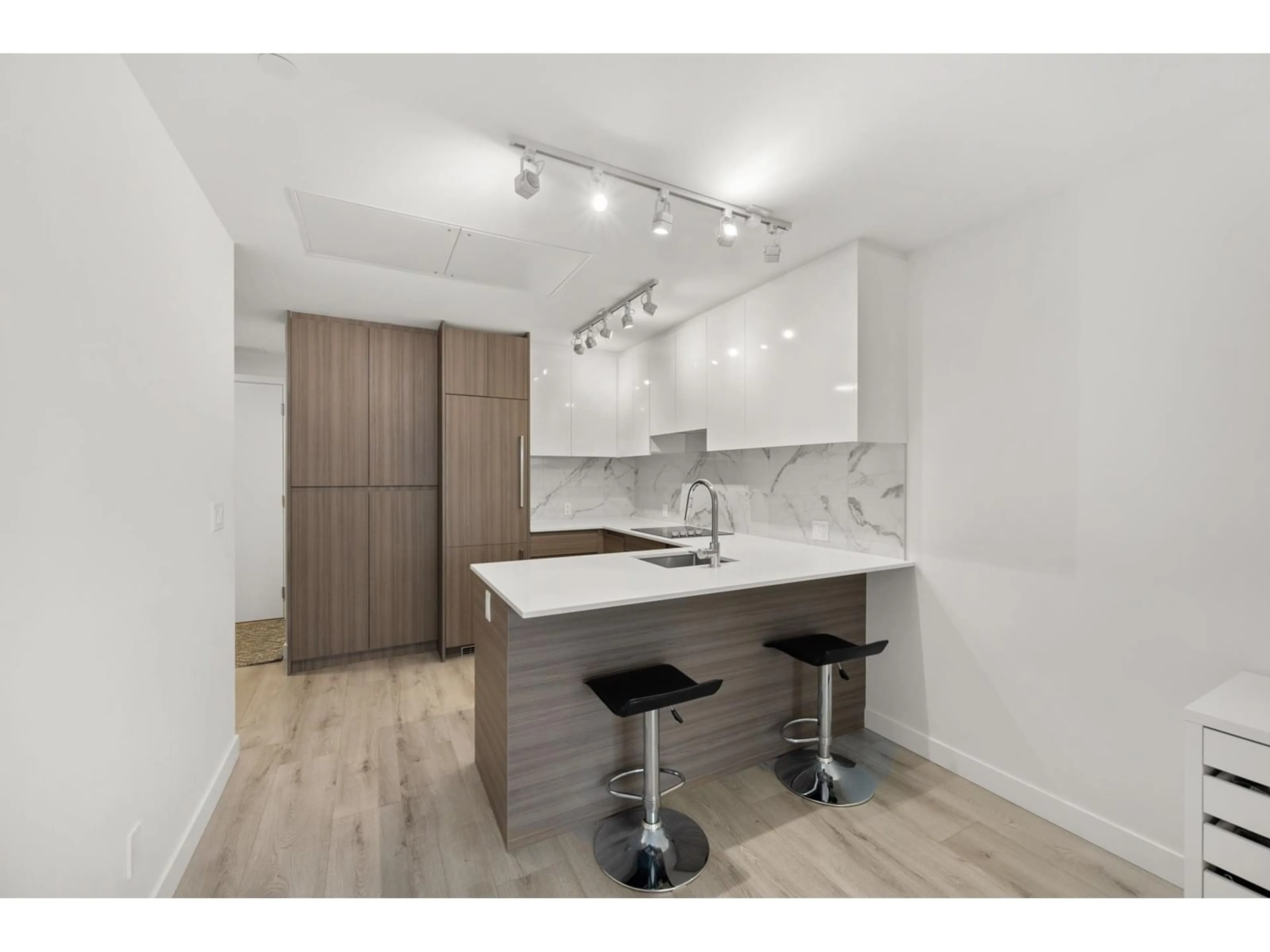 Open concept kitchen, wood/laminate floor for 1811 10626 CITY PARKWAY, Surrey British Columbia V3T0S3