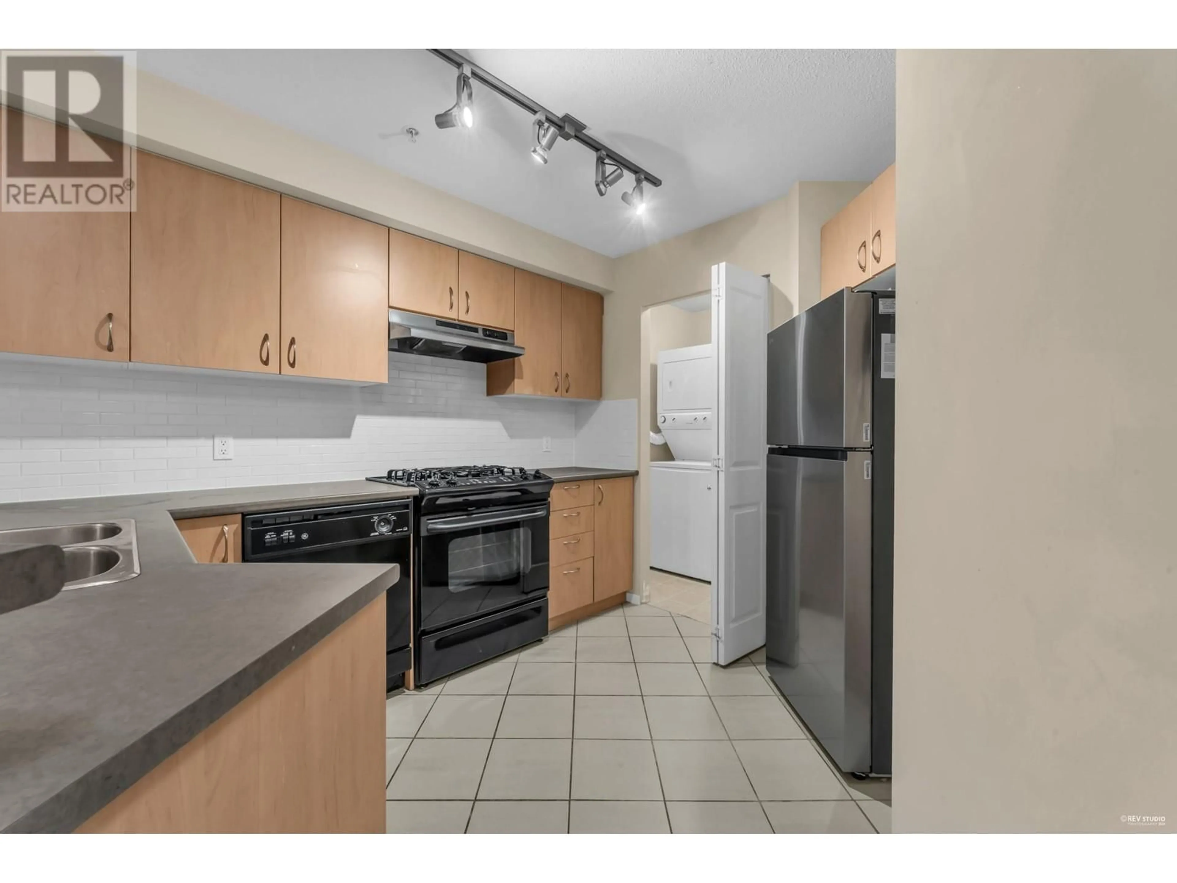 Standard kitchen, unknown for 315 9283 GOVERNMENT STREET, Burnaby British Columbia V3N0A5