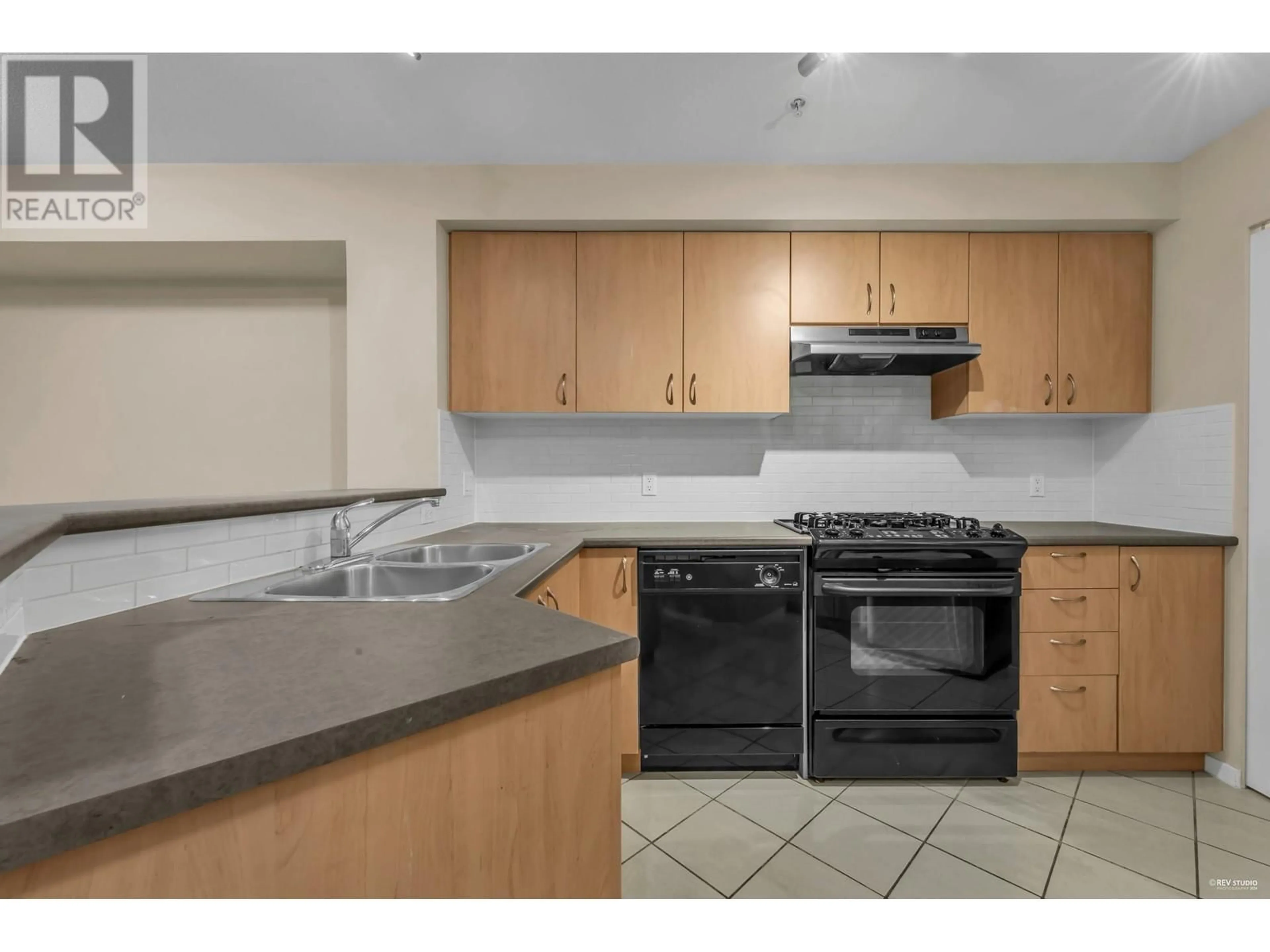 Standard kitchen, unknown for 315 9283 GOVERNMENT STREET, Burnaby British Columbia V3N0A5