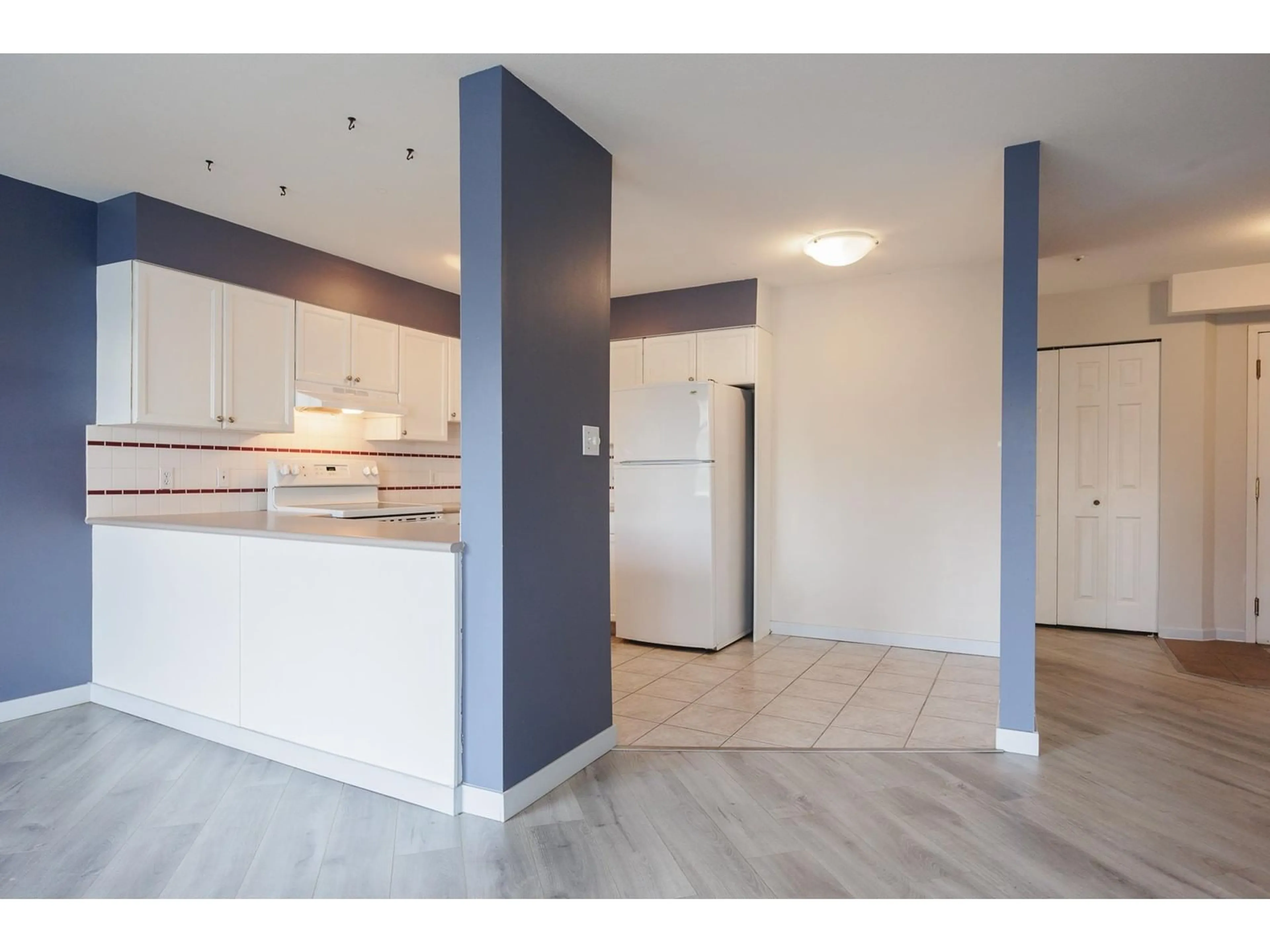 Open concept kitchen, wood/laminate floor for 211 15233 PACIFIC AVENUE, White Rock British Columbia V4B1P8