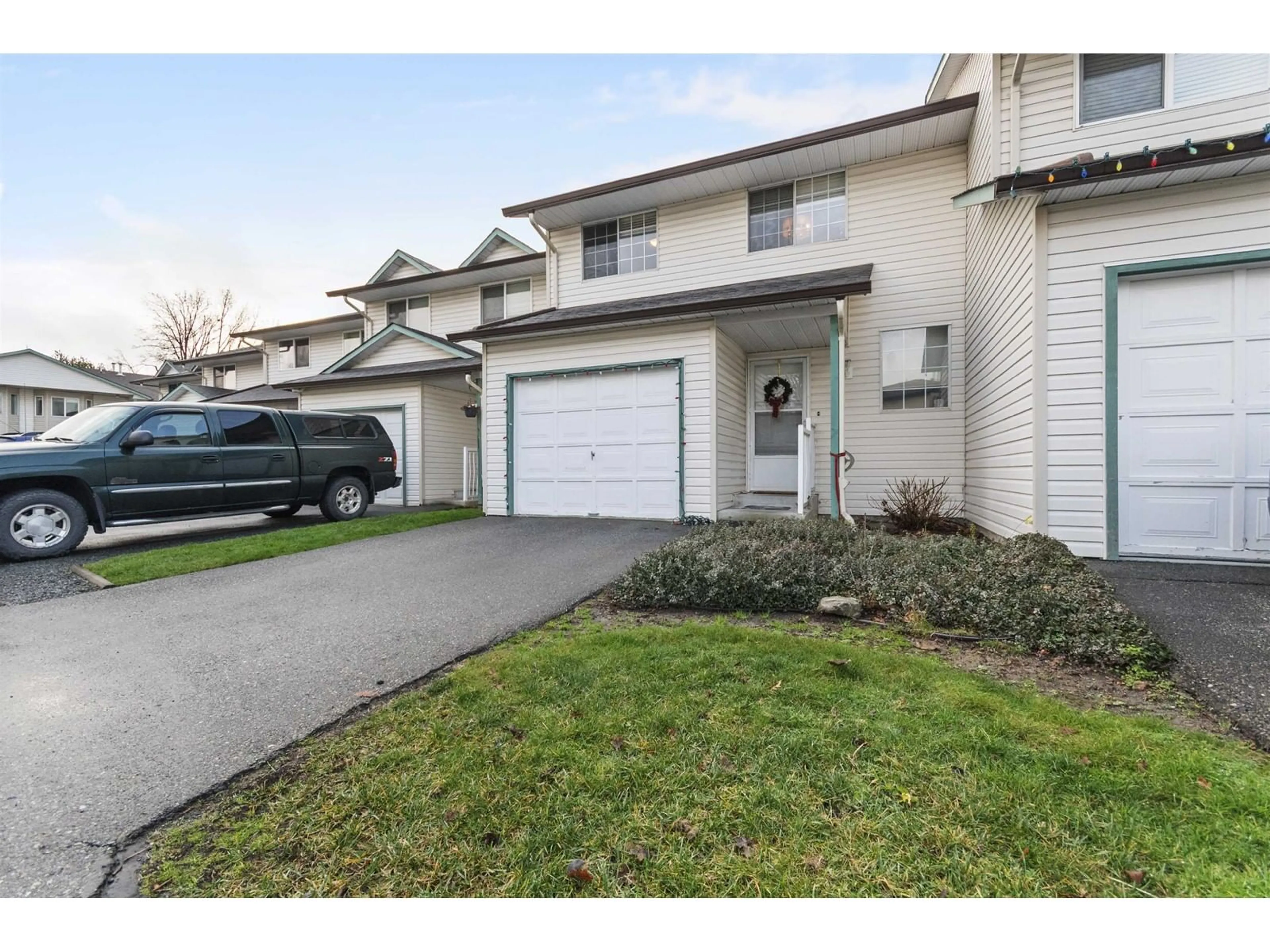 A pic from outside/outdoor area/front of a property/back of a property/a pic from drone, street for 5 - 45640 STOREY AVENUE, Chilliwack British Columbia V2R3C5
