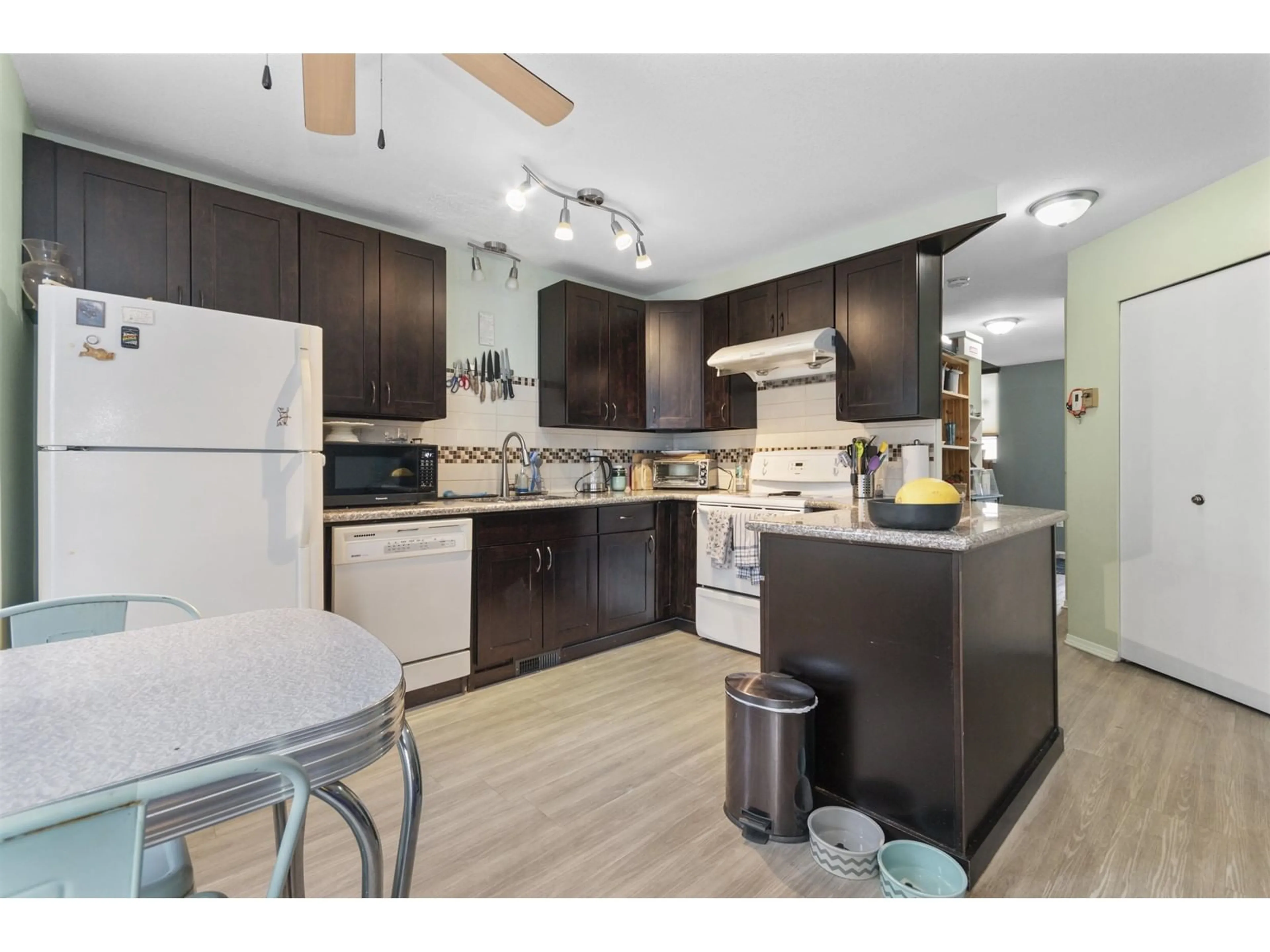 Open concept kitchen, wood/laminate floor for 5 - 45640 STOREY AVENUE, Chilliwack British Columbia V2R3C5