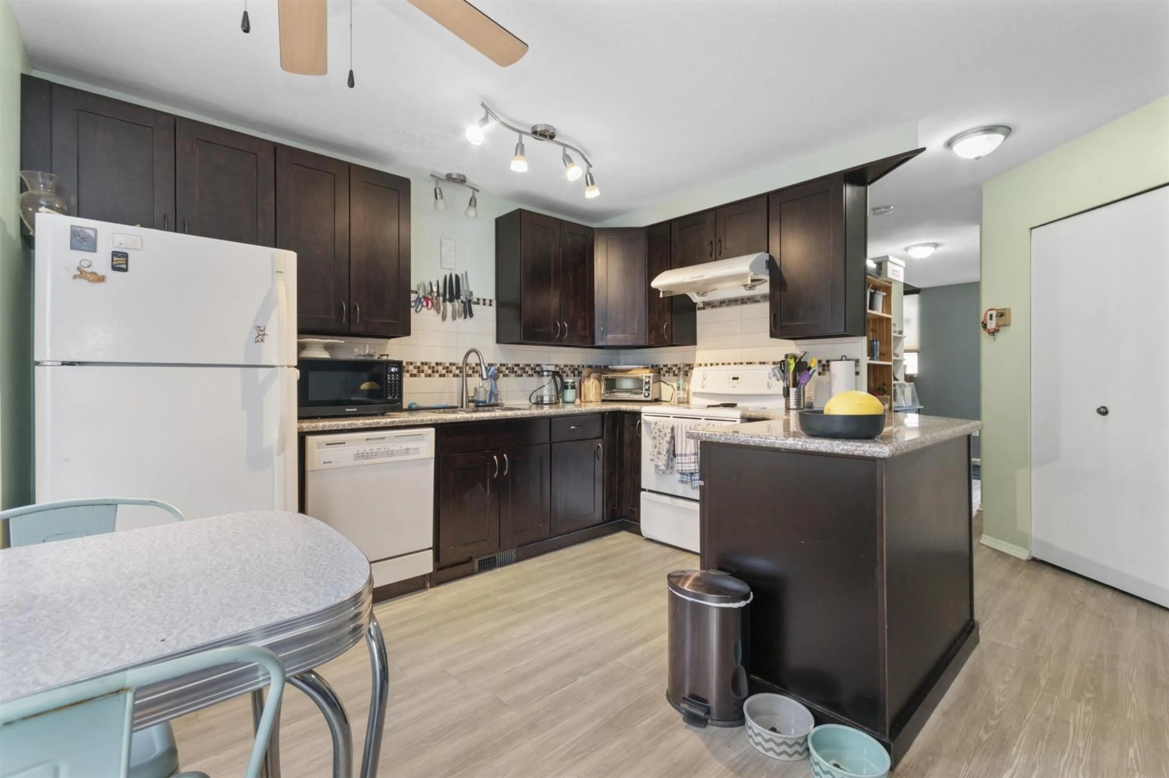 Open concept kitchen, unknown for 5 45640 STOREY AVENUE|Sardis West Vedder, Chilliwack British Columbia V2R3C5