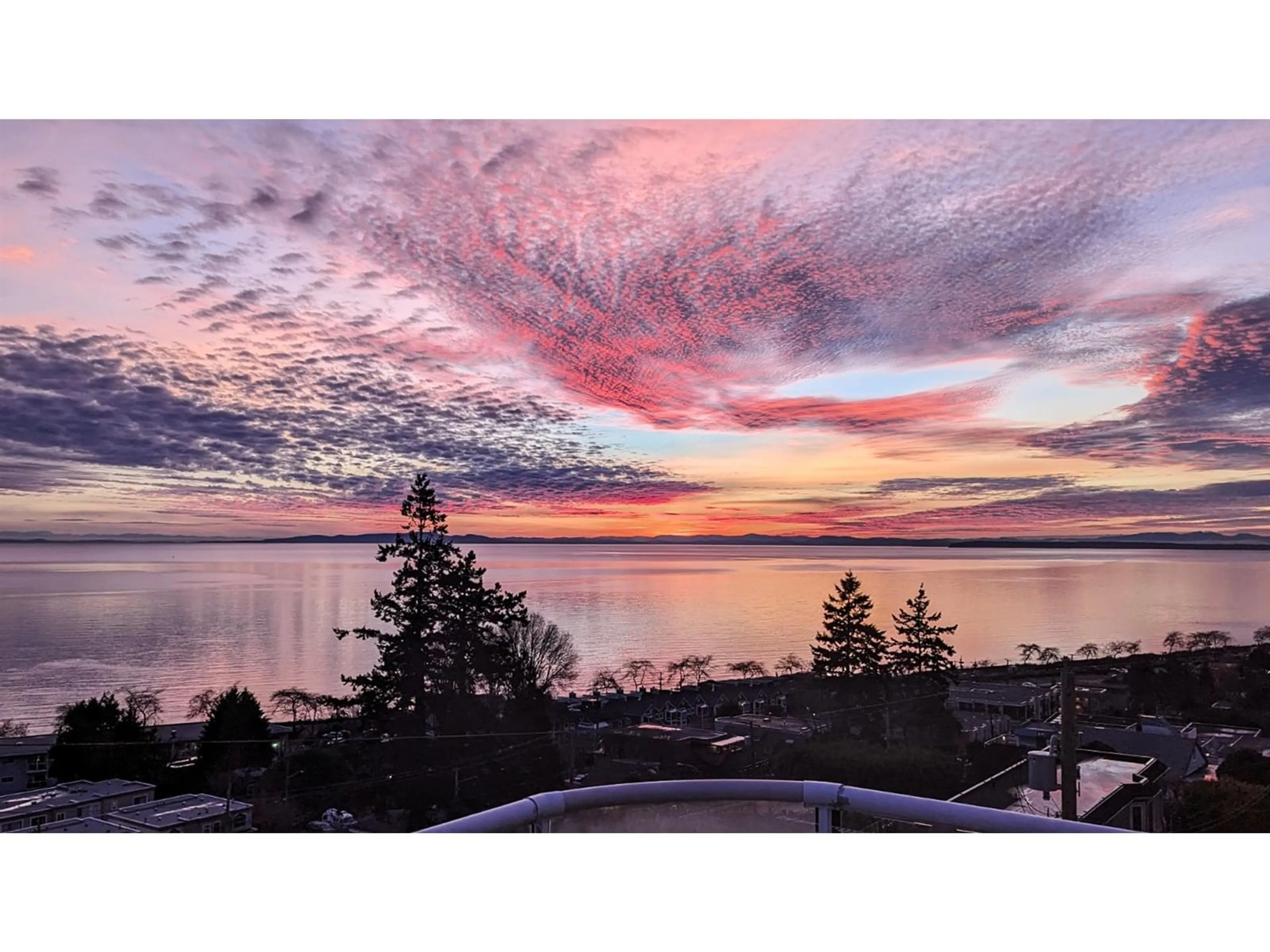 A pic from outside/outdoor area/front of a property/back of a property/a pic from drone, water/lake/river/ocean view for 14937 BLACKWOOD LANE, White Rock British Columbia V4B2A8