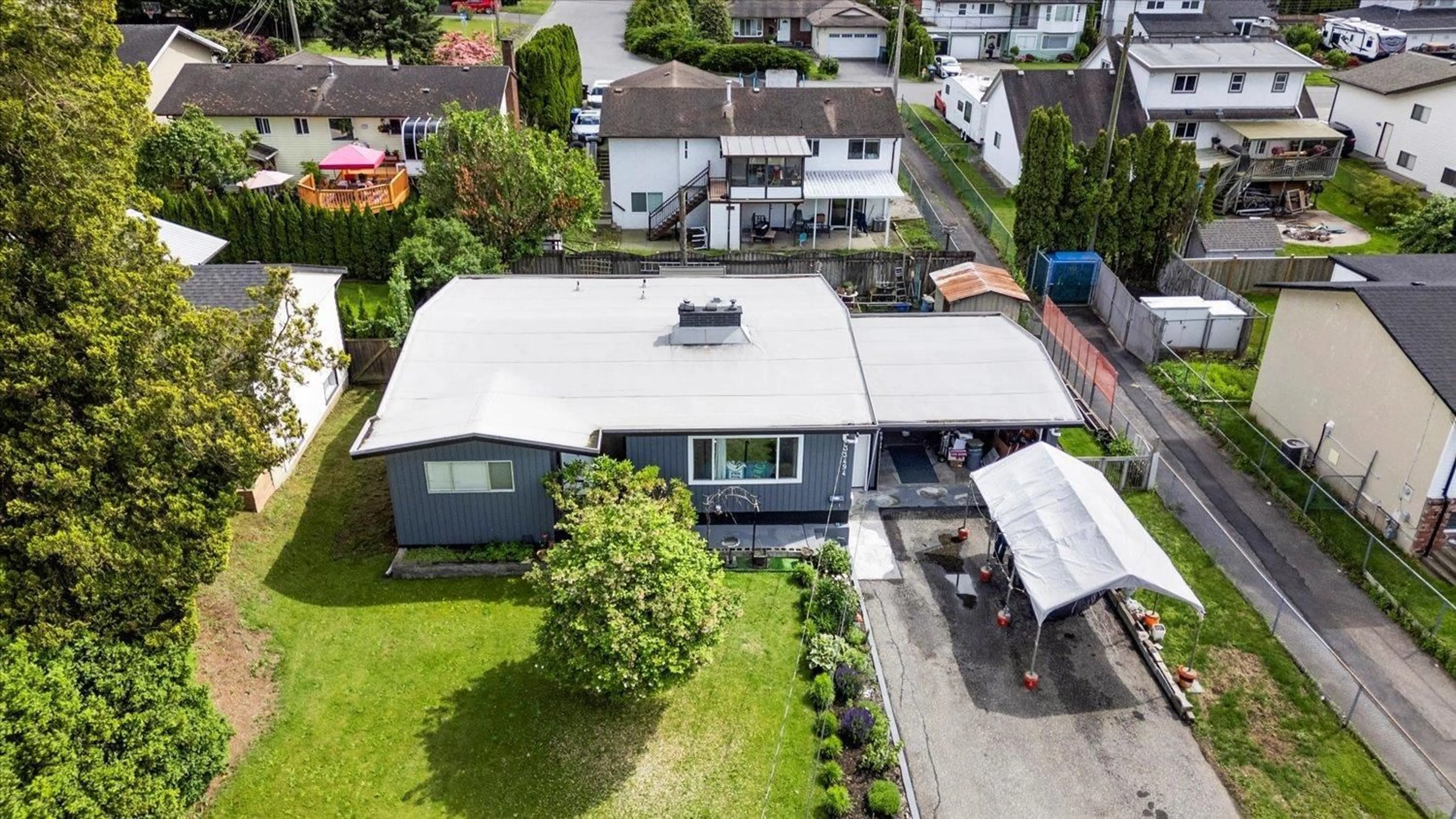 A pic from outside/outdoor area/front of a property/back of a property/a pic from drone, street for 33494 HAWTHORNE AVENUE, Abbotsford British Columbia V2S1B8