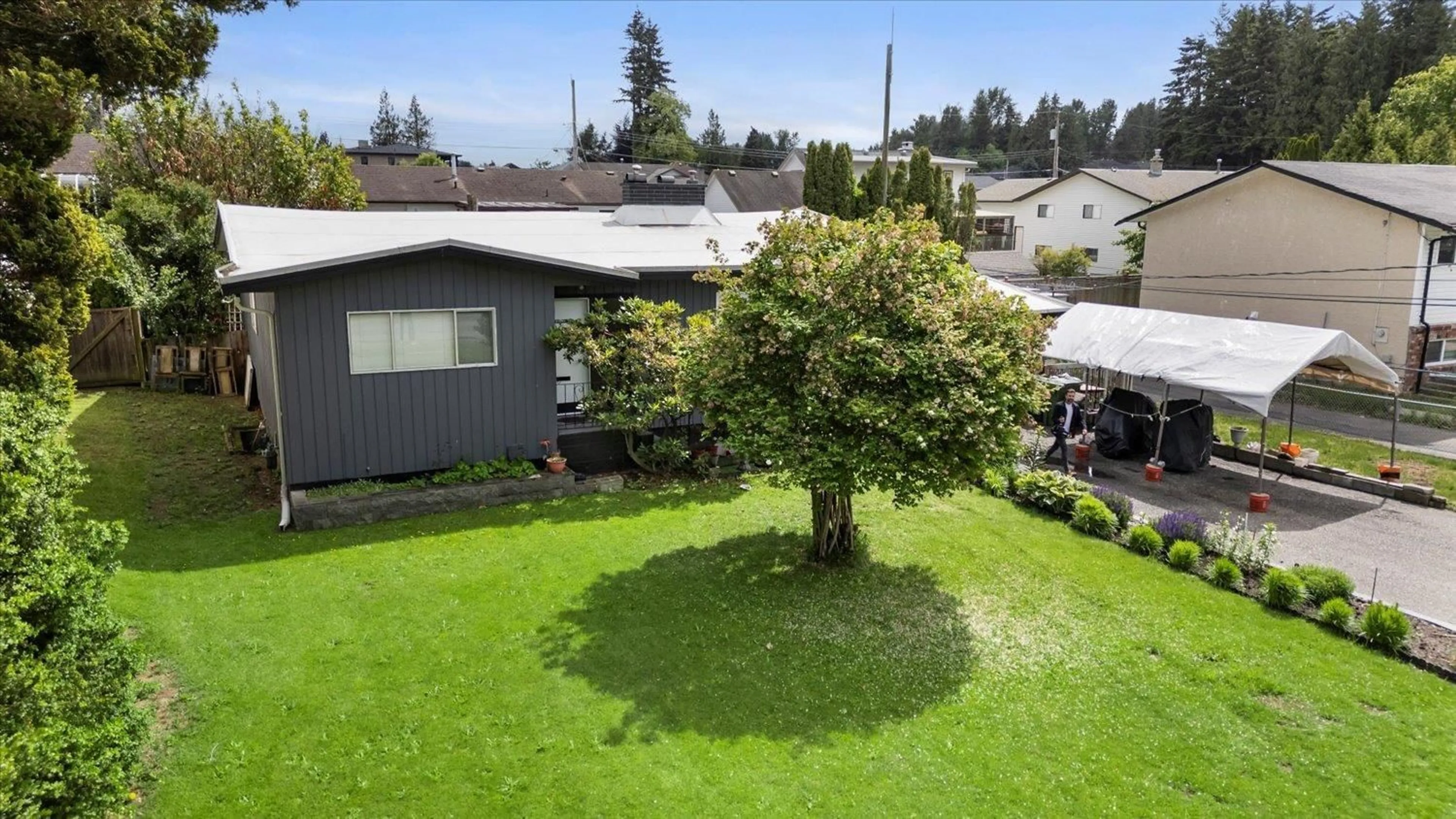 A pic from outside/outdoor area/front of a property/back of a property/a pic from drone, unknown for 33494 HAWTHORNE AVENUE, Abbotsford British Columbia V2S1B8