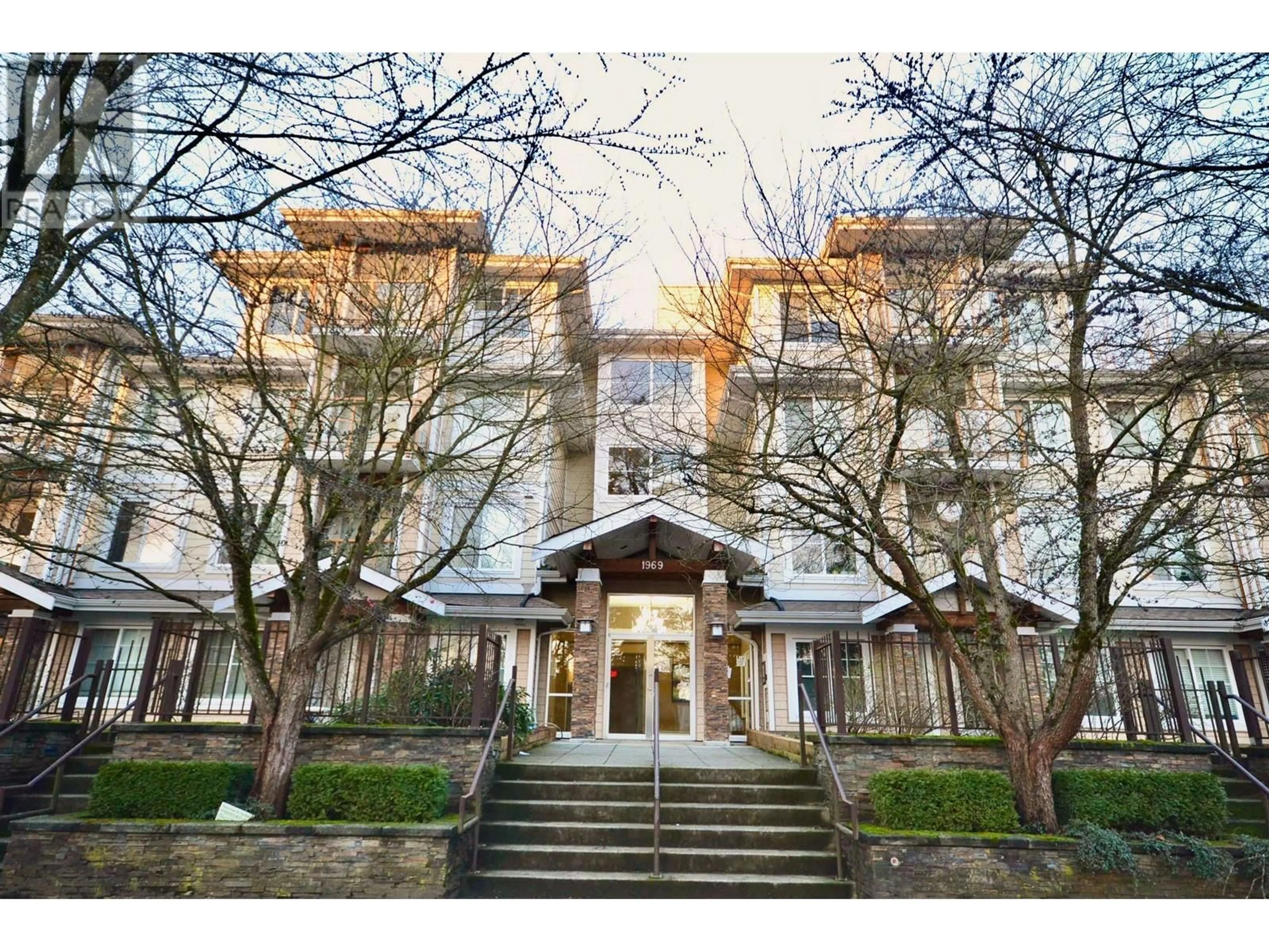 Indoor foyer for 404 1969 WESTMINSTER AVENUE, Port Coquitlam British Columbia V3B1E7