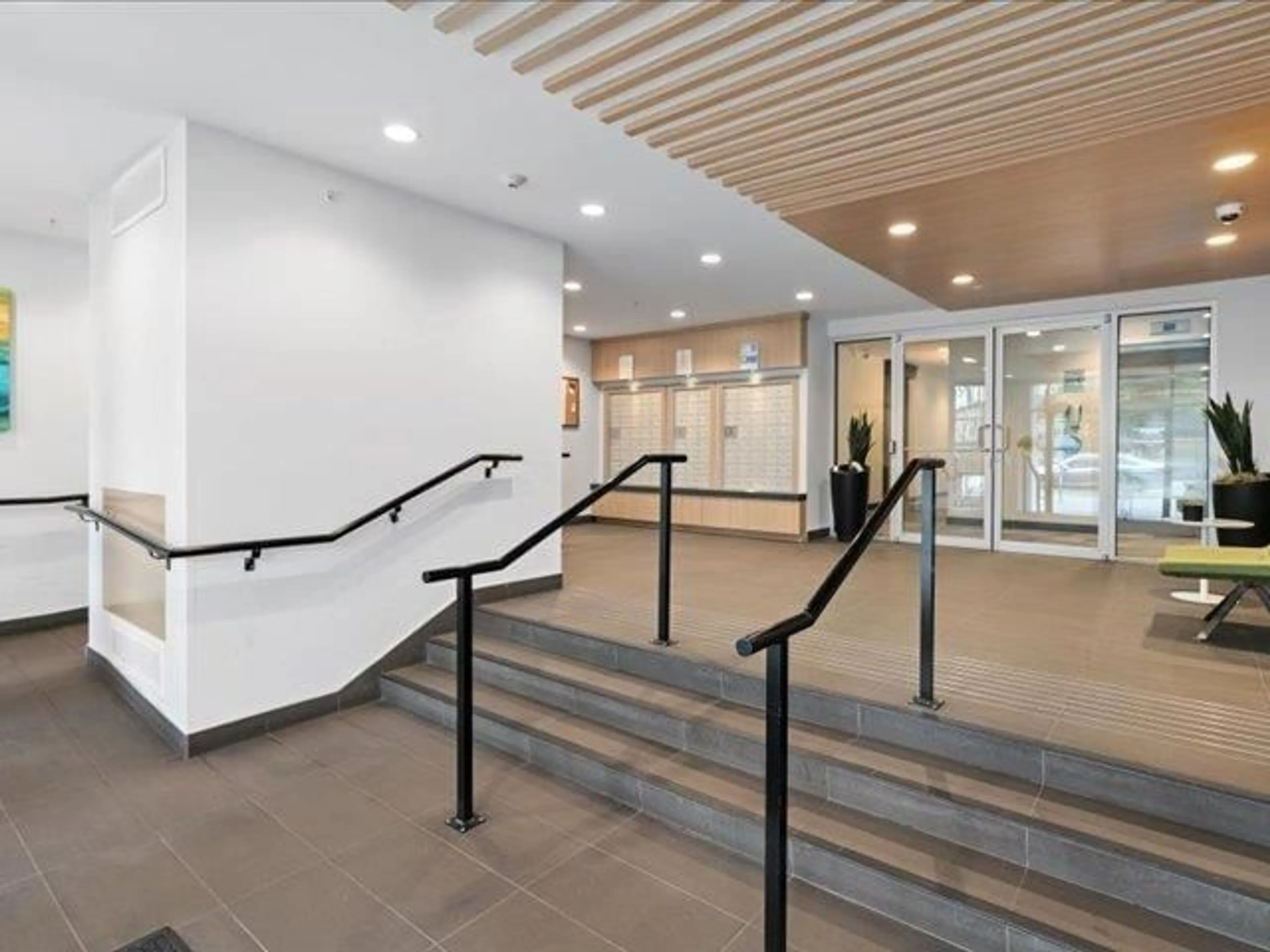 Indoor foyer for 503 10581 140 STREET, Surrey British Columbia V3T0M7