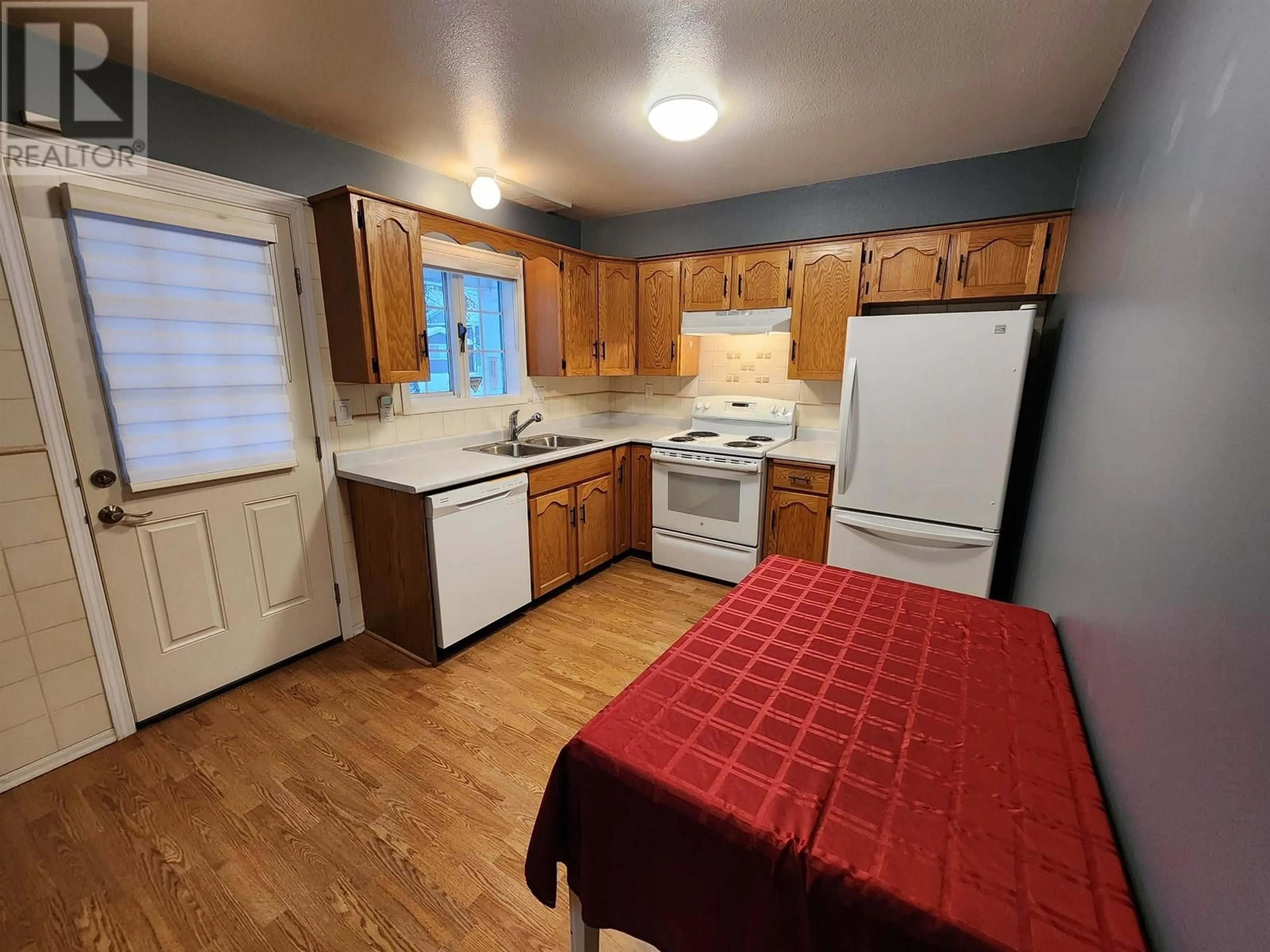 Standard kitchen, unknown for 102 106 MCDERMID DRIVE, Prince George British Columbia V2M4T6