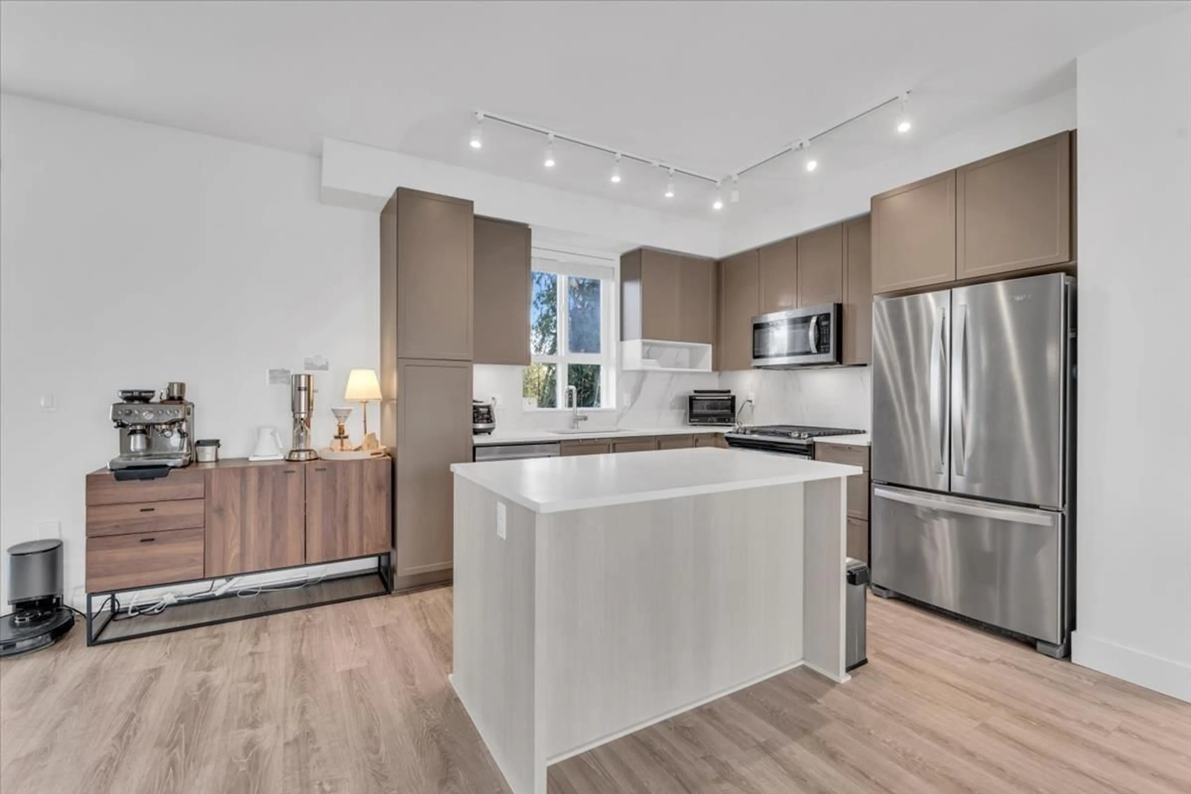 Open concept kitchen, wood/laminate floor for 51 9688 162A STREET, Surrey British Columbia V4N6V3