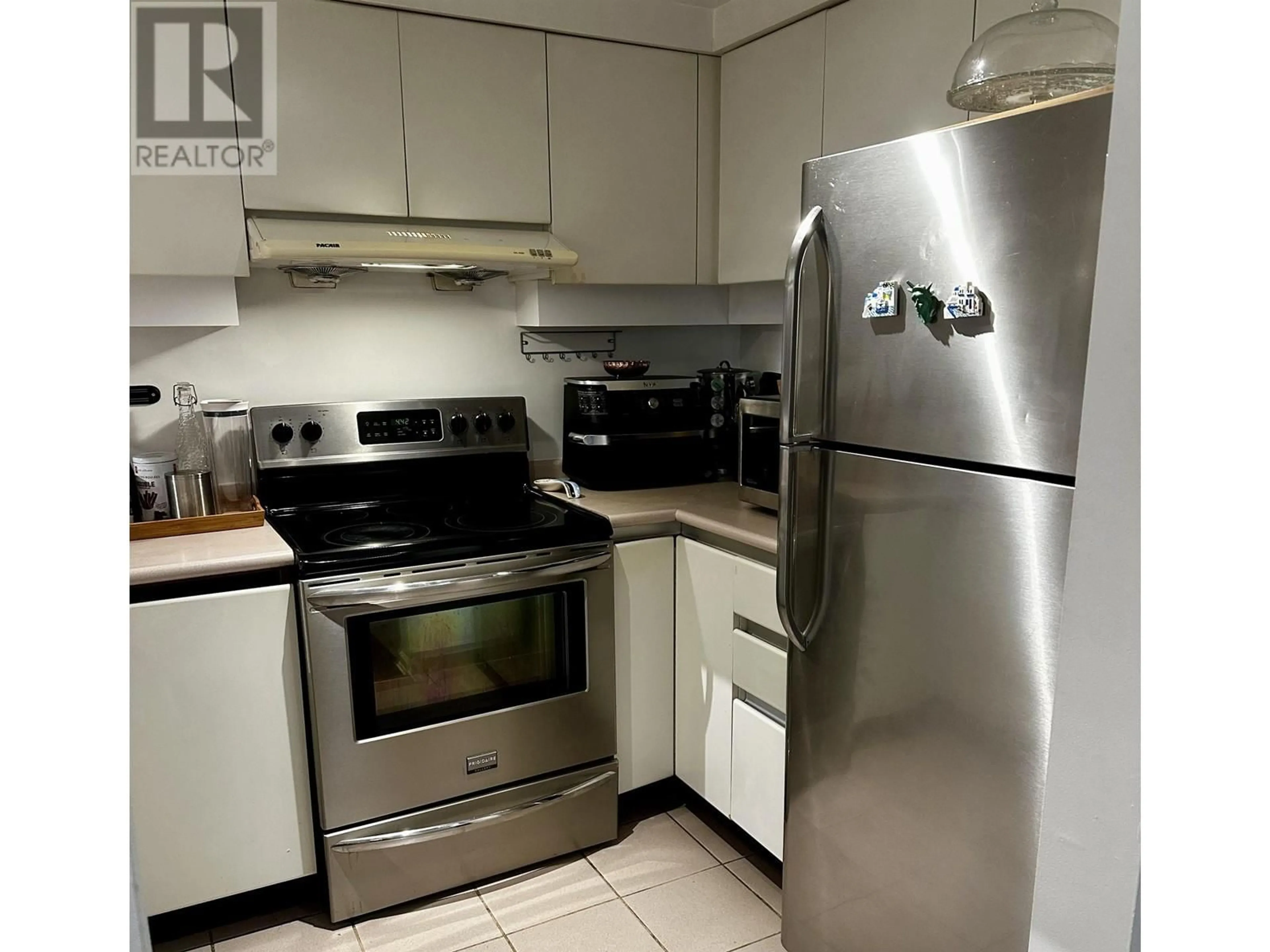 Standard kitchen, unknown for 707 1238 MELVILLE STREET, Vancouver British Columbia V6E4N2