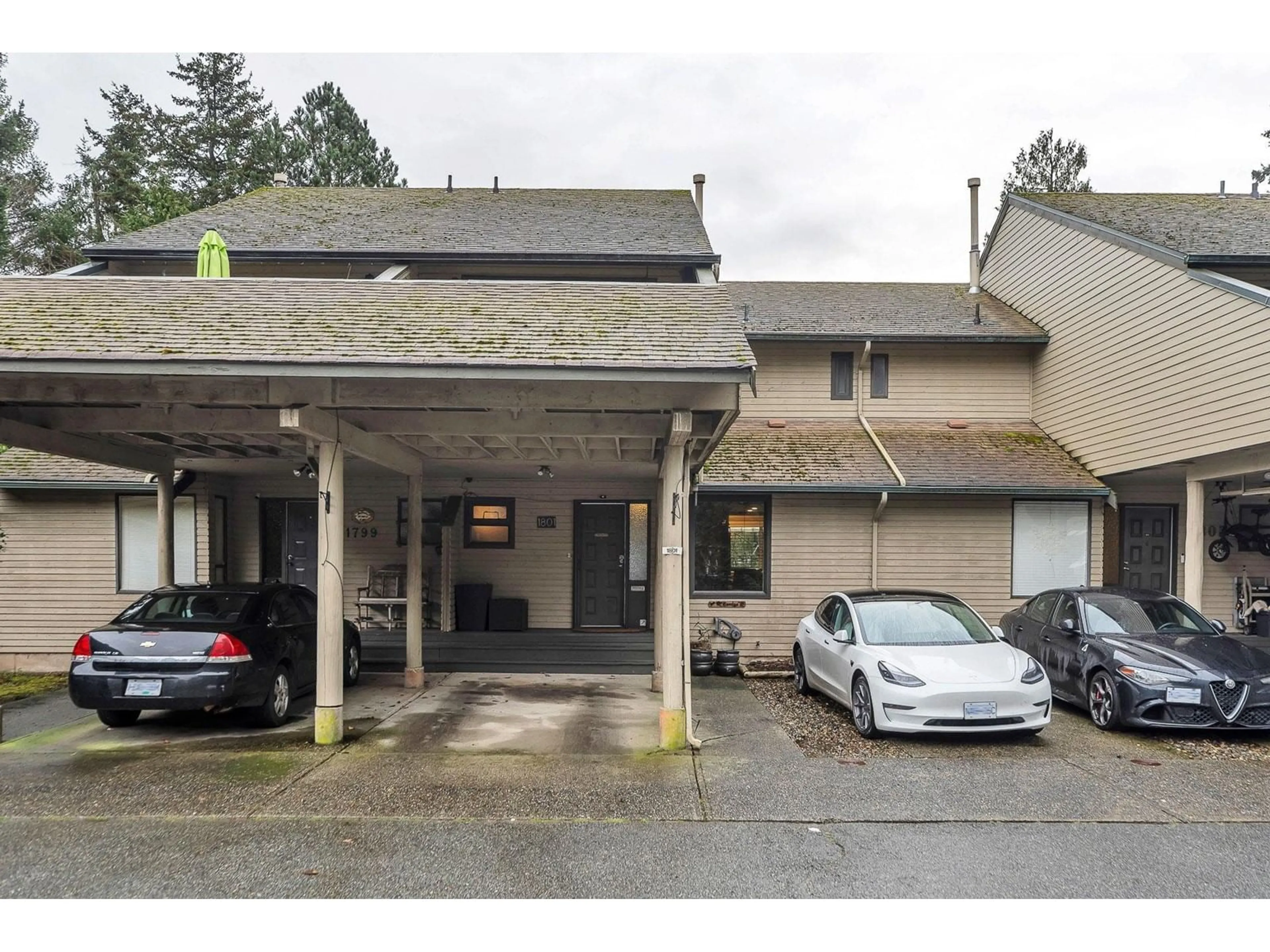 Indoor foyer for 1801 LILAC DRIVE, Surrey British Columbia V4A6C7