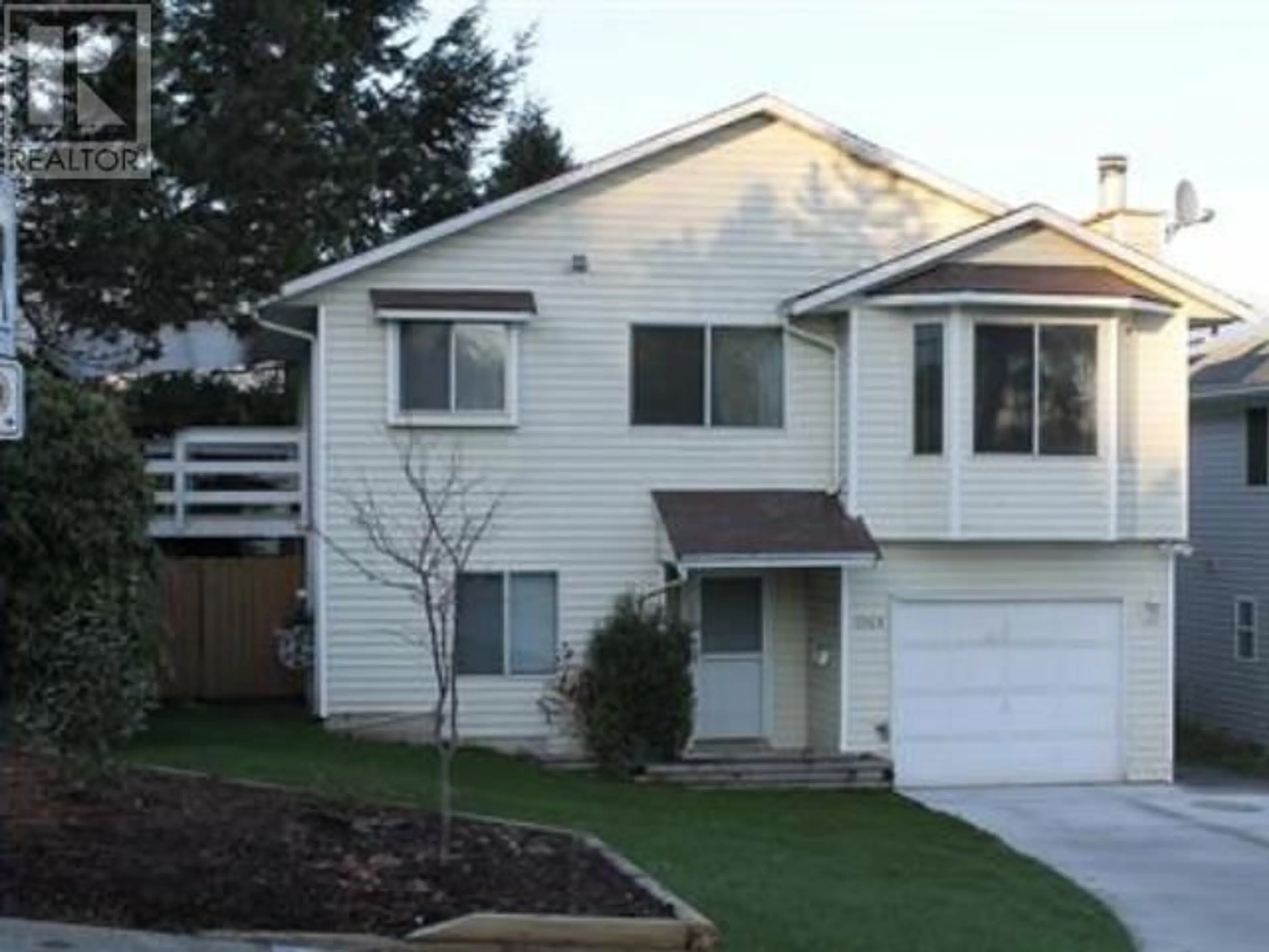 Home with vinyl exterior material, street for 2929 BURTON COURT, Coquitlam British Columbia V3C5B3