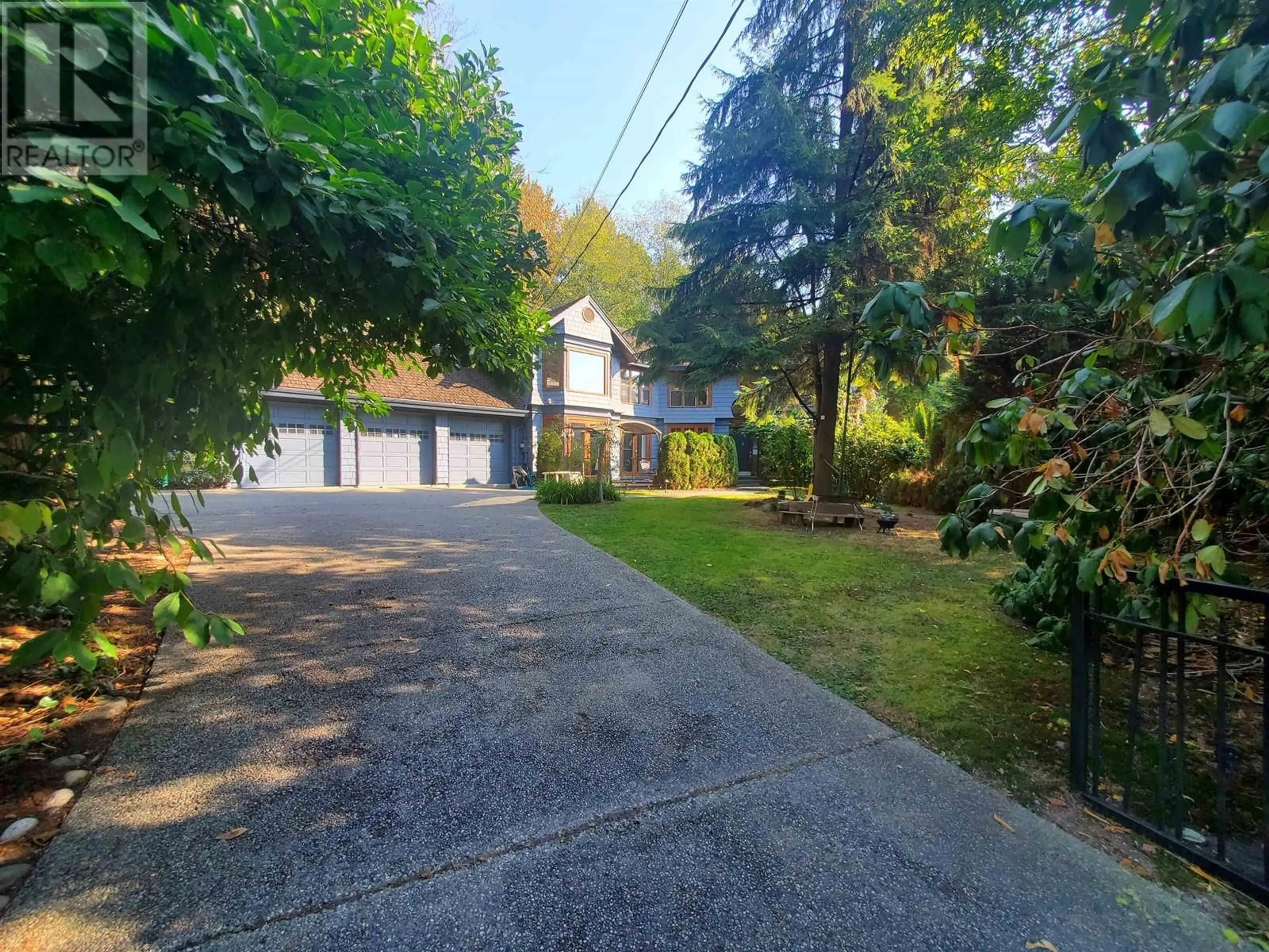 A pic from outside/outdoor area/front of a property/back of a property/a pic from drone, street for 992 3RD STREET, West Vancouver British Columbia V7T2J3