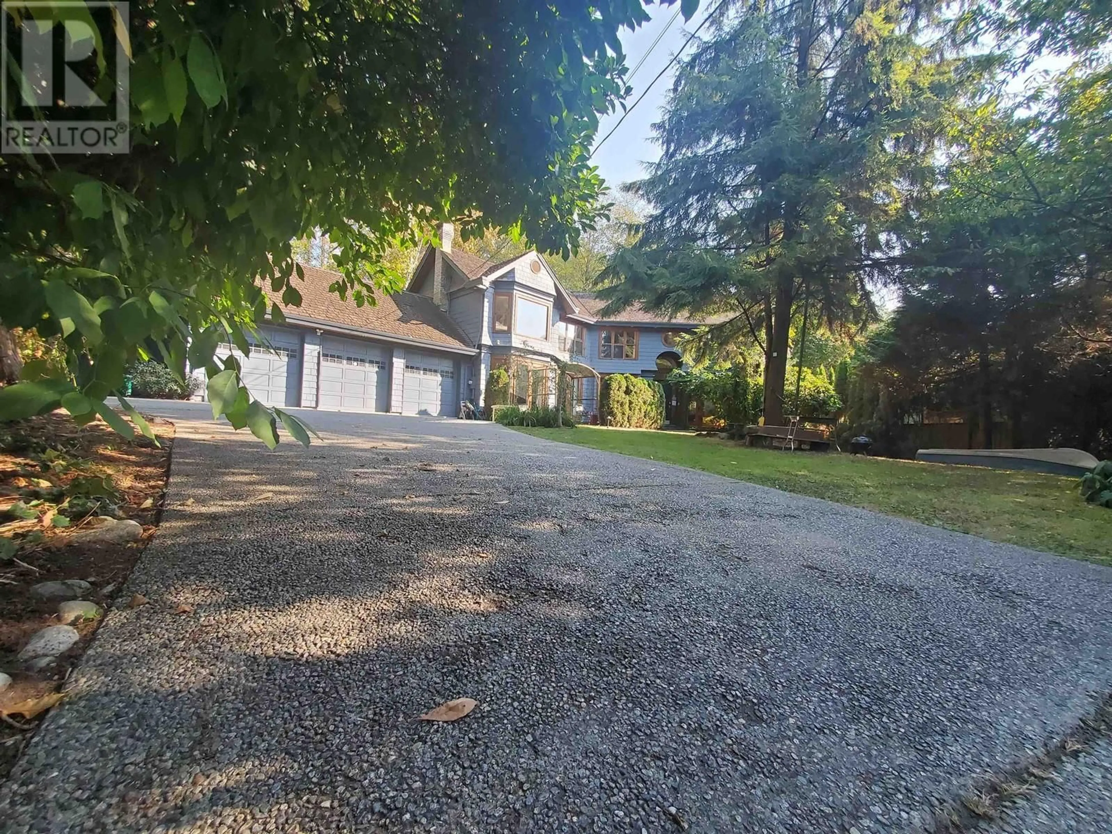 A pic from outside/outdoor area/front of a property/back of a property/a pic from drone, street for 992 3RD STREET, West Vancouver British Columbia V7T2J3