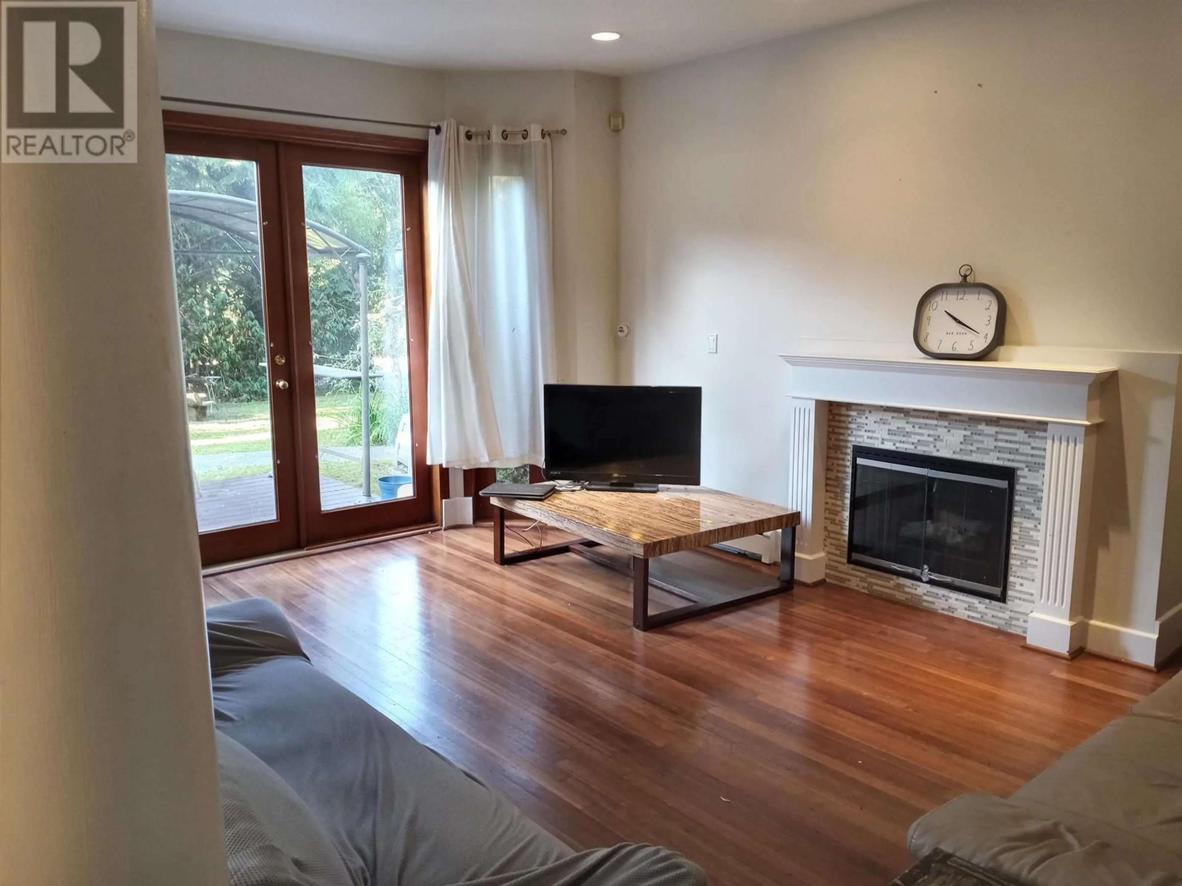 Living room with furniture, wood/laminate floor for 992 3RD STREET, West Vancouver British Columbia V7T2J3