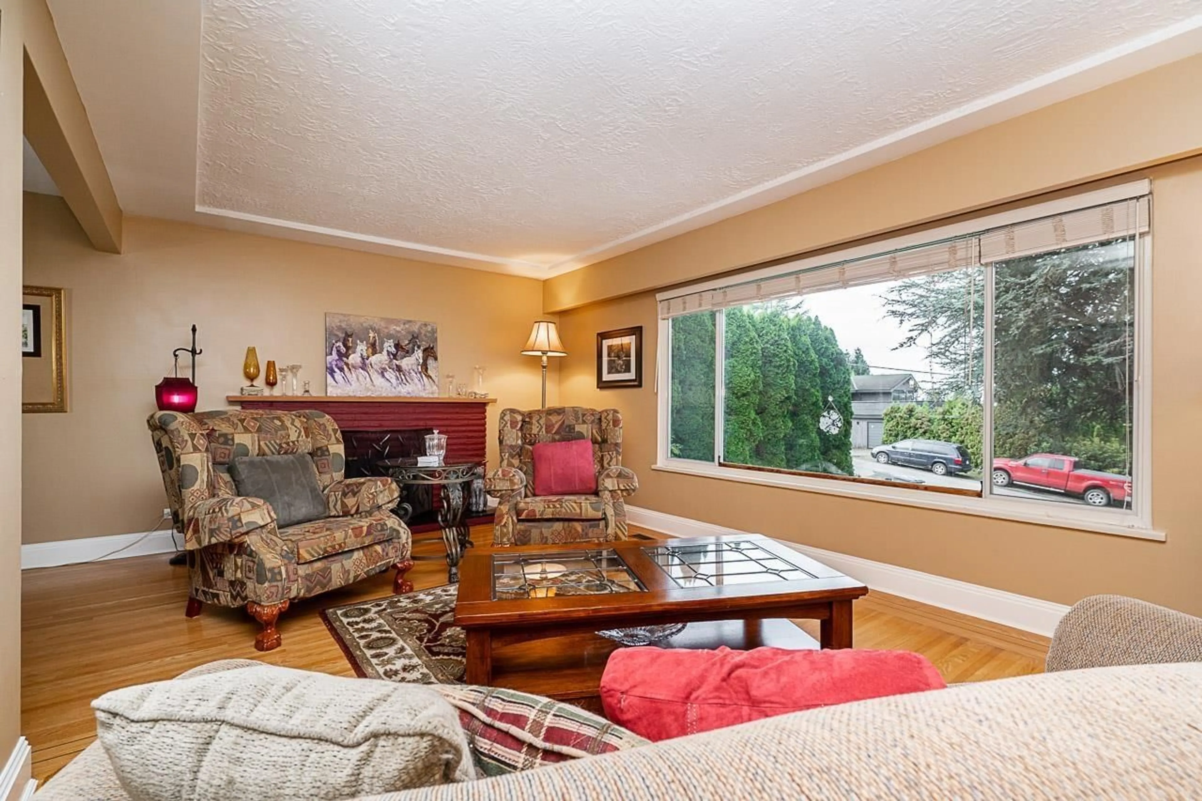 Living room with furniture, unknown for 10326 124A STREET, Surrey British Columbia V3V4W9