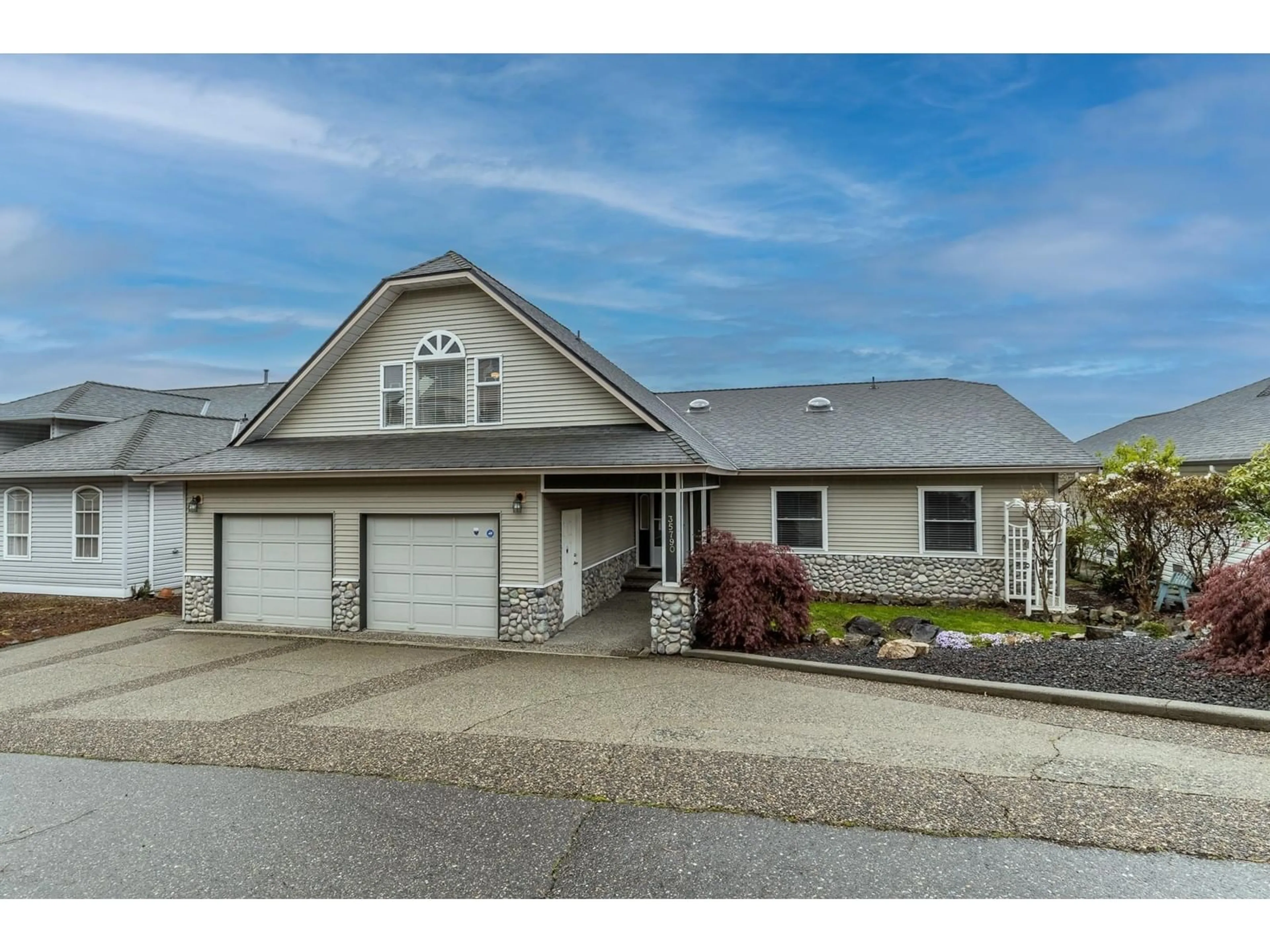 Home with vinyl exterior material, street for 35790 CANTERBURY AVENUE, Abbotsford British Columbia V3G1G2