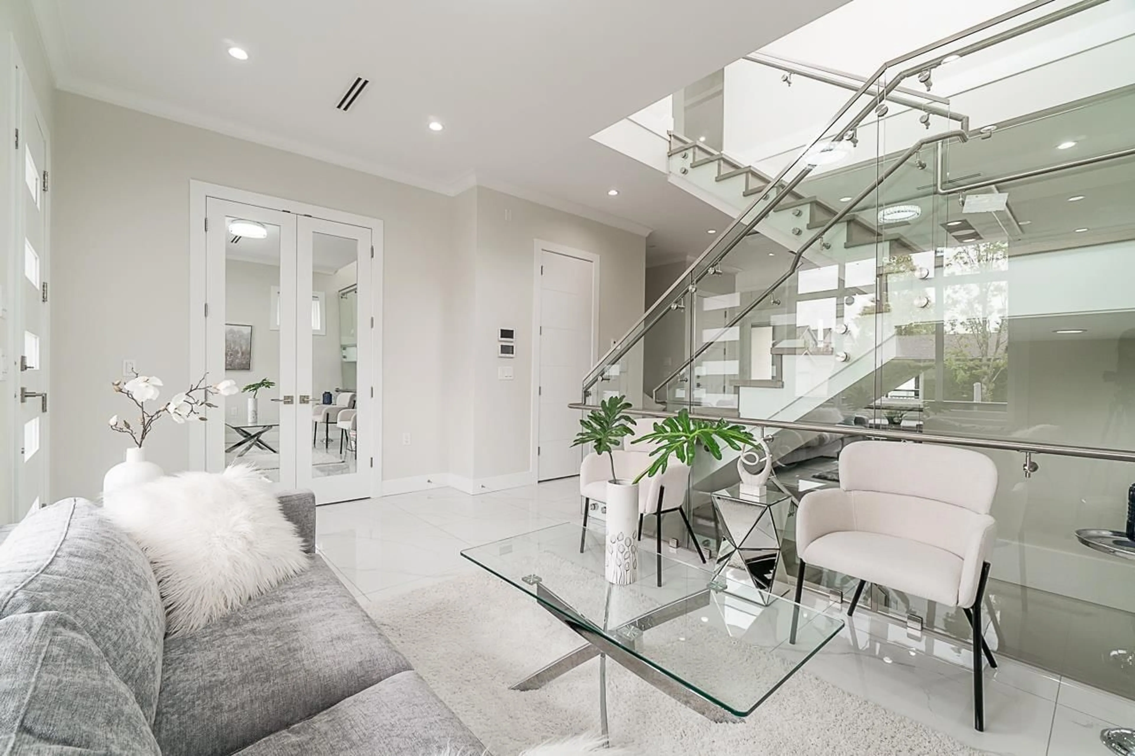 Indoor foyer for 2372 157 STREET, Surrey British Columbia V4A9Z2