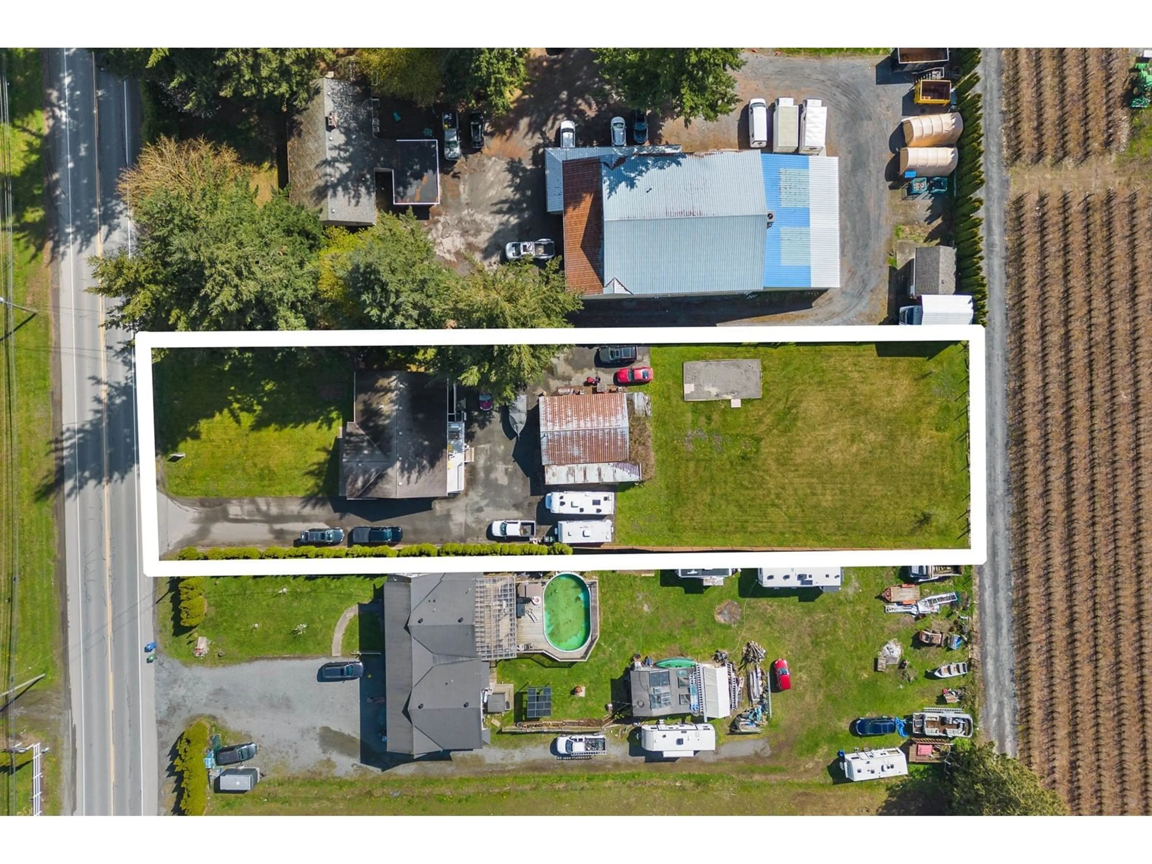 A pic from outside/outdoor area/front of a property/back of a property/a pic from drone, street for 33120 HUNTINGDON ROAD, Abbotsford British Columbia V2S7Z3