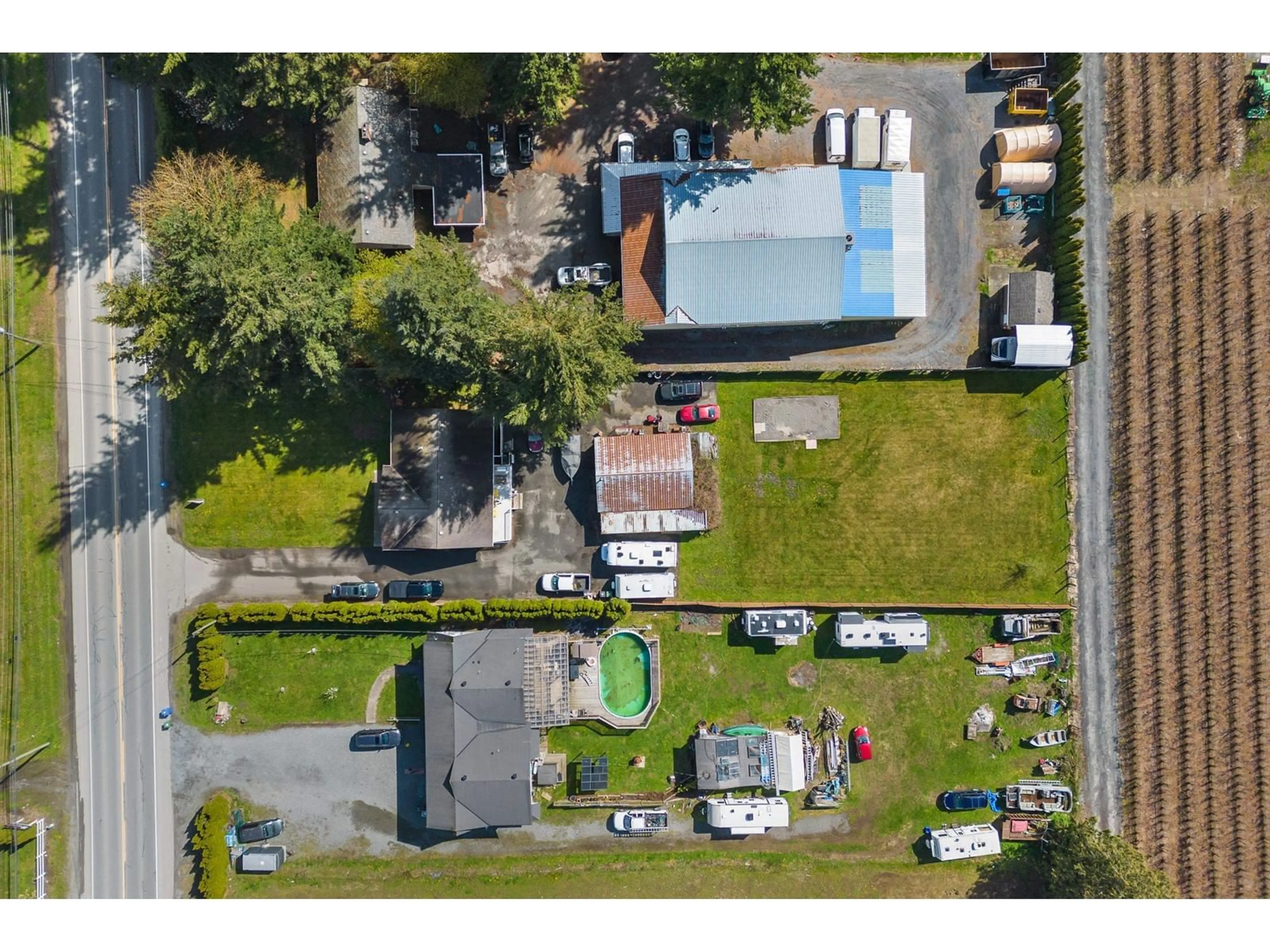 A pic from outside/outdoor area/front of a property/back of a property/a pic from drone, street for 33120 HUNTINGDON ROAD, Abbotsford British Columbia V2S7Z3