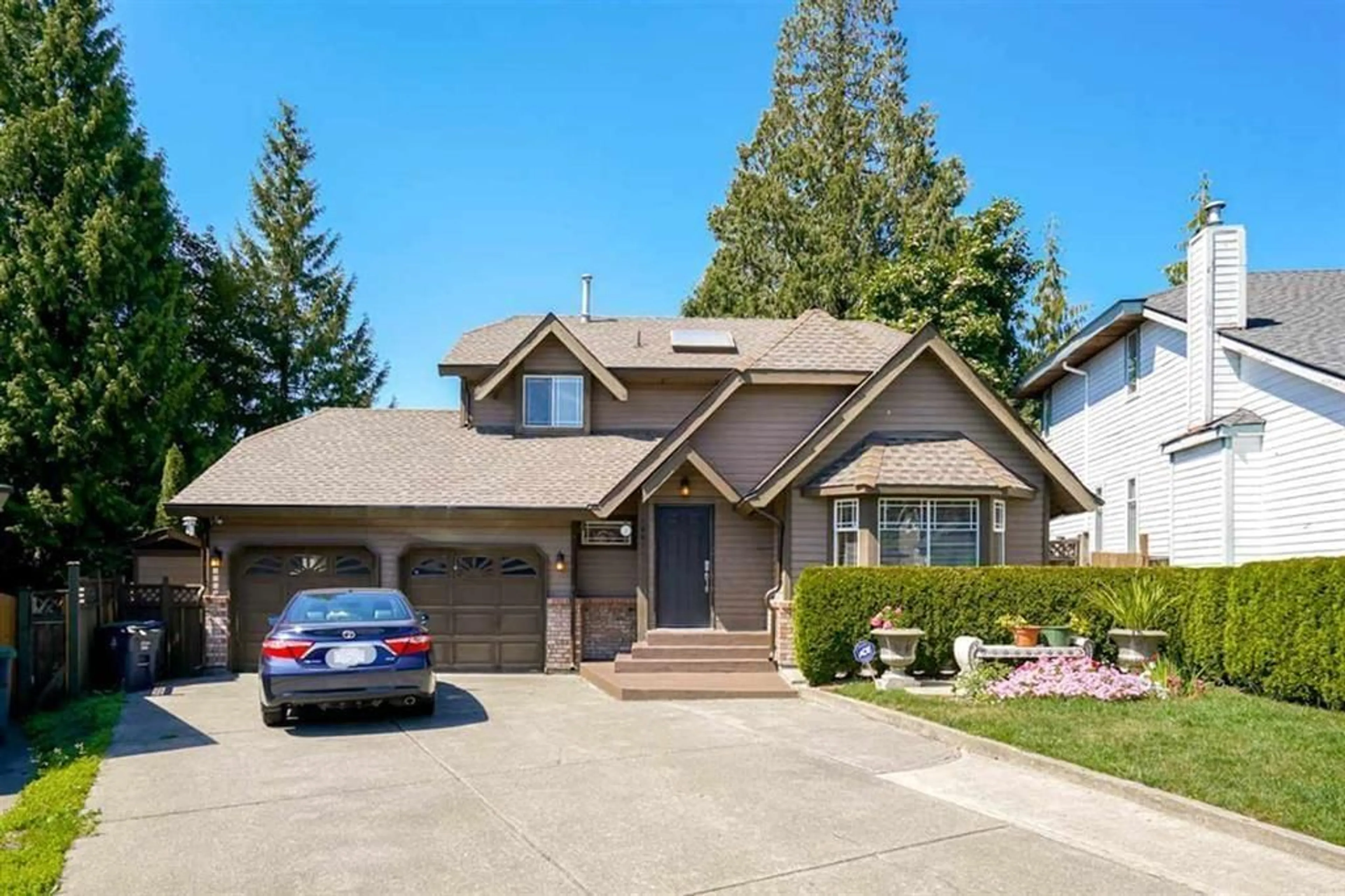 Home with vinyl exterior material, street for 10475 GLENBROOK GROVE, Surrey British Columbia V4N1W9