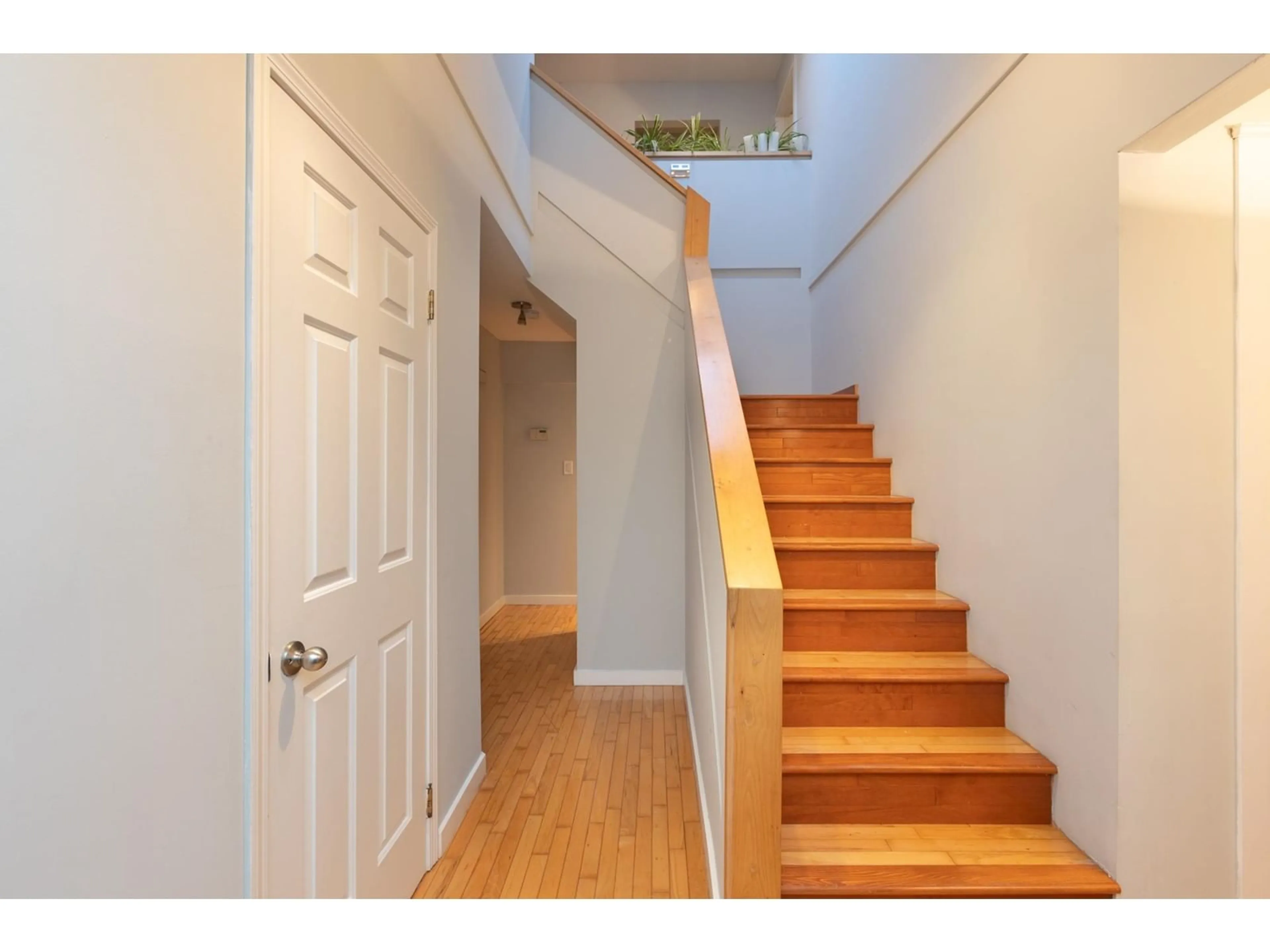 Indoor entryway for 10475 GLENBROOK GROVE, Surrey British Columbia V4N1W9