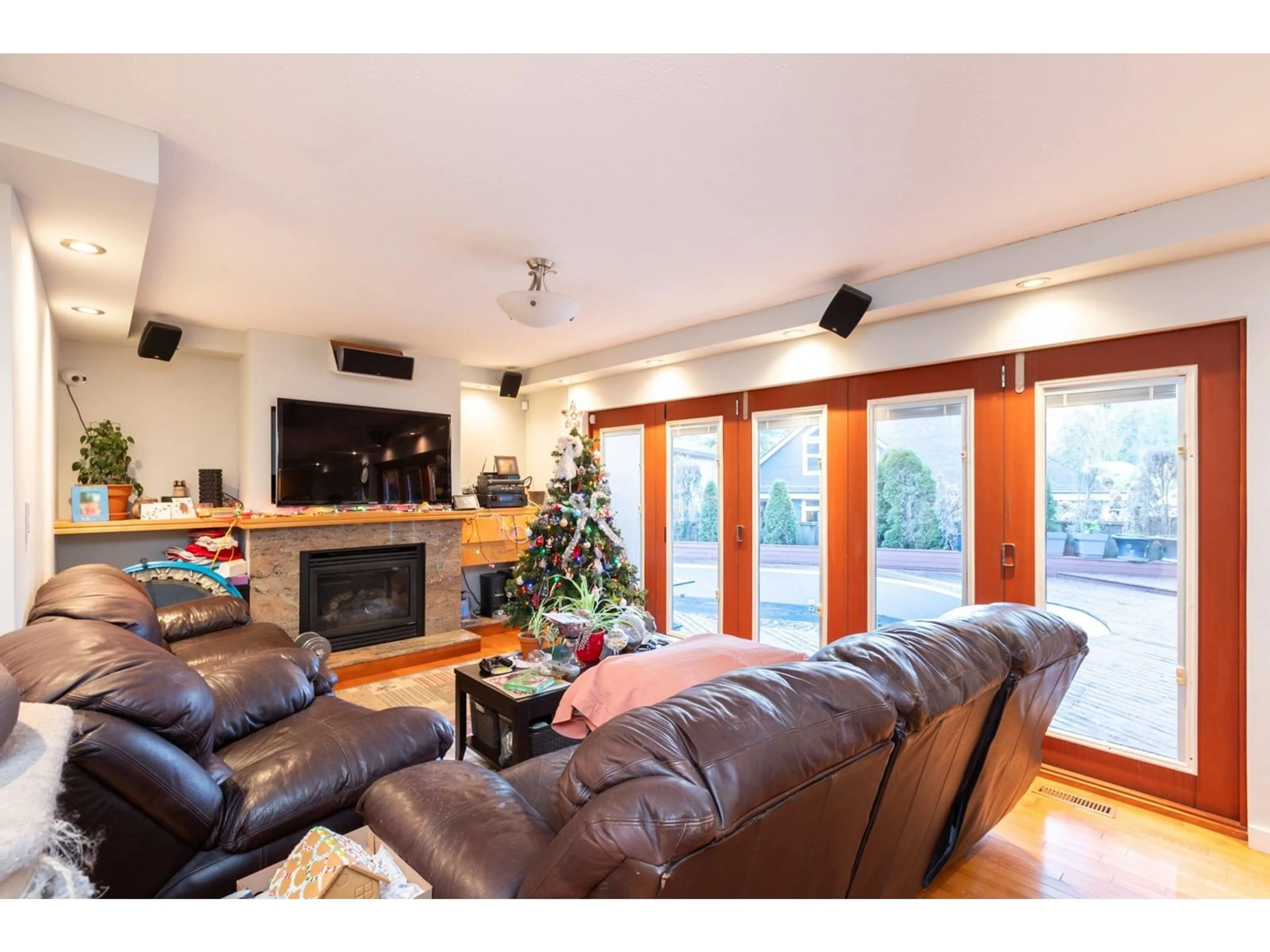 Living room with furniture, wood/laminate floor for 10475 GLENBROOK GROVE, Surrey British Columbia V4N1W9