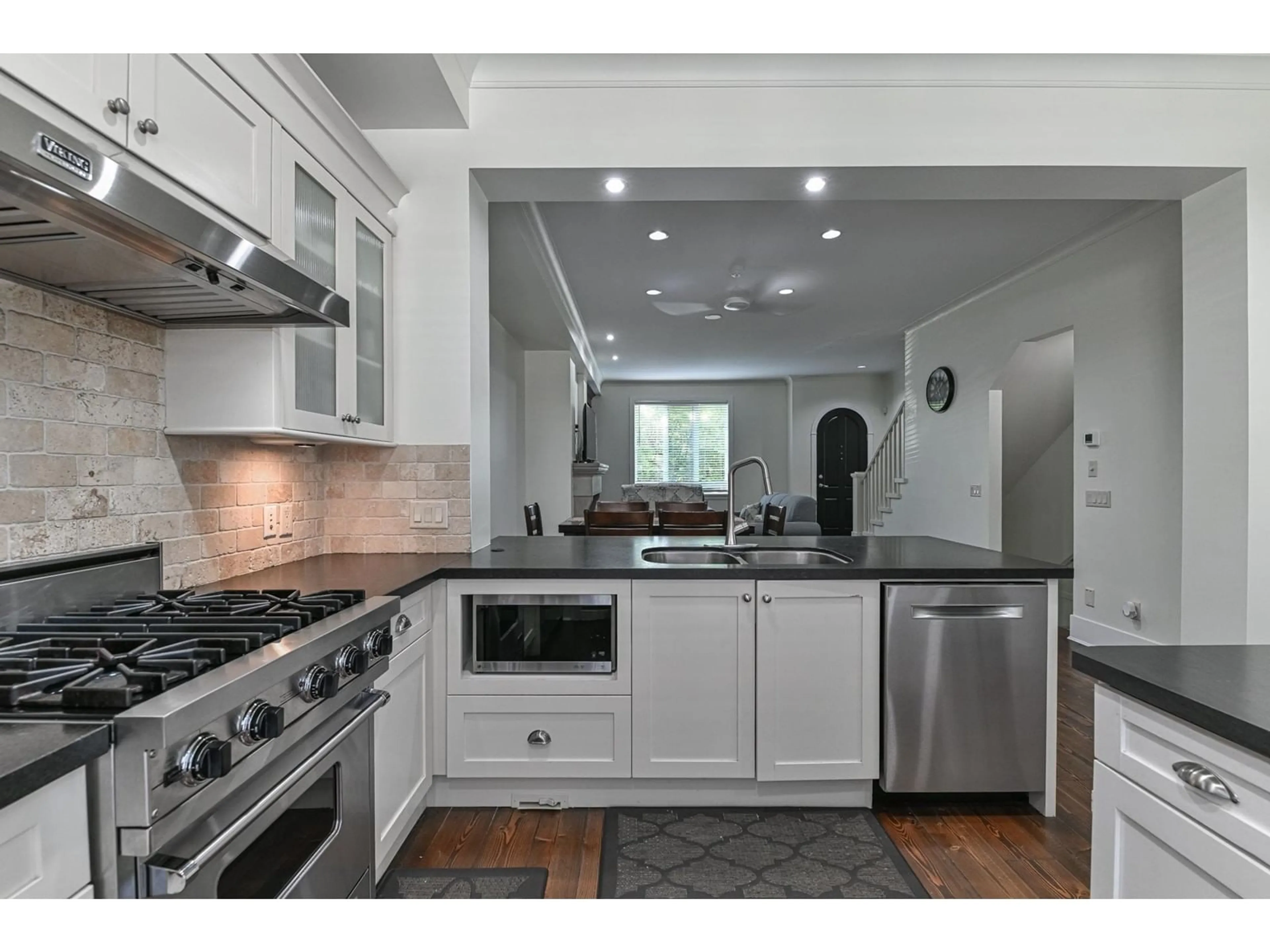 Open concept kitchen, ceramic/tile floor for 103 2580 LANGDON STREET, Abbotsford British Columbia V2T0A9