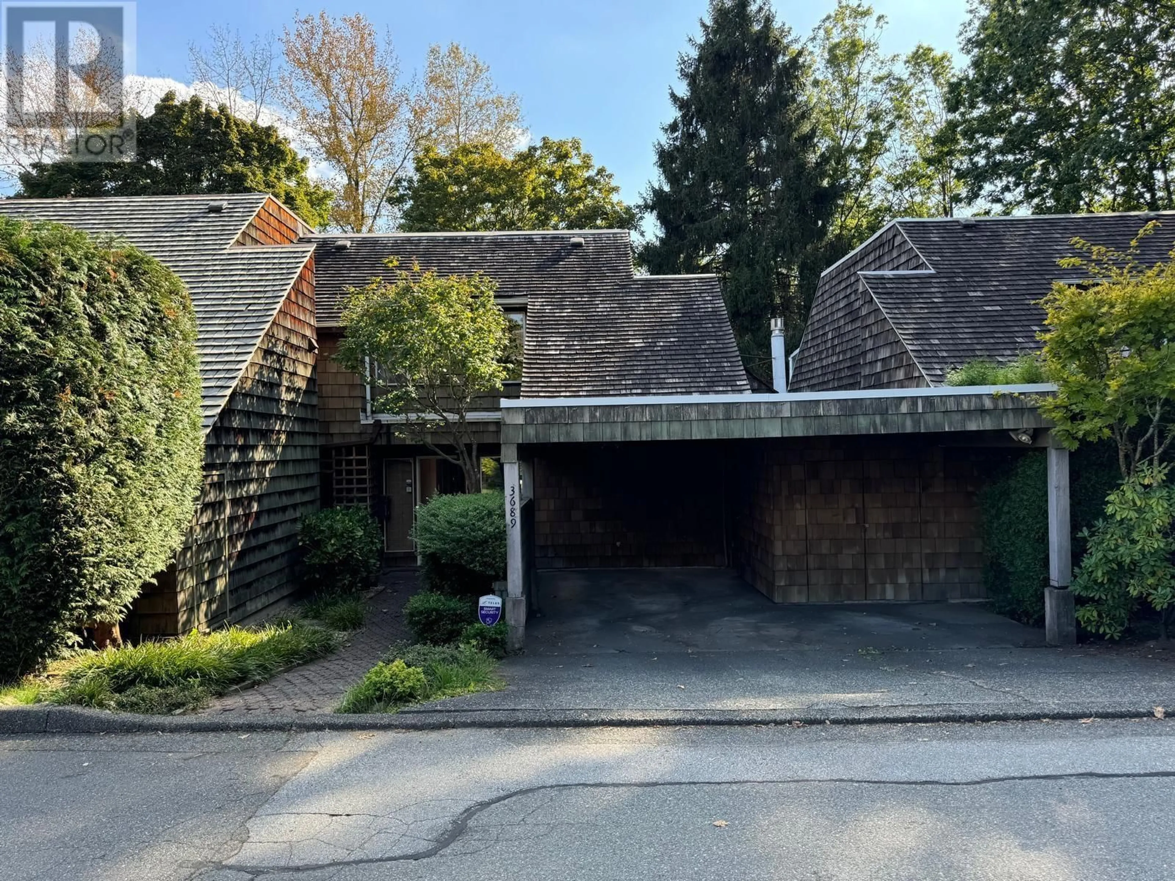 A pic from outside/outdoor area/front of a property/back of a property/a pic from drone, street for 3689 BORHAM CRESCENT, Vancouver British Columbia V5S3X2