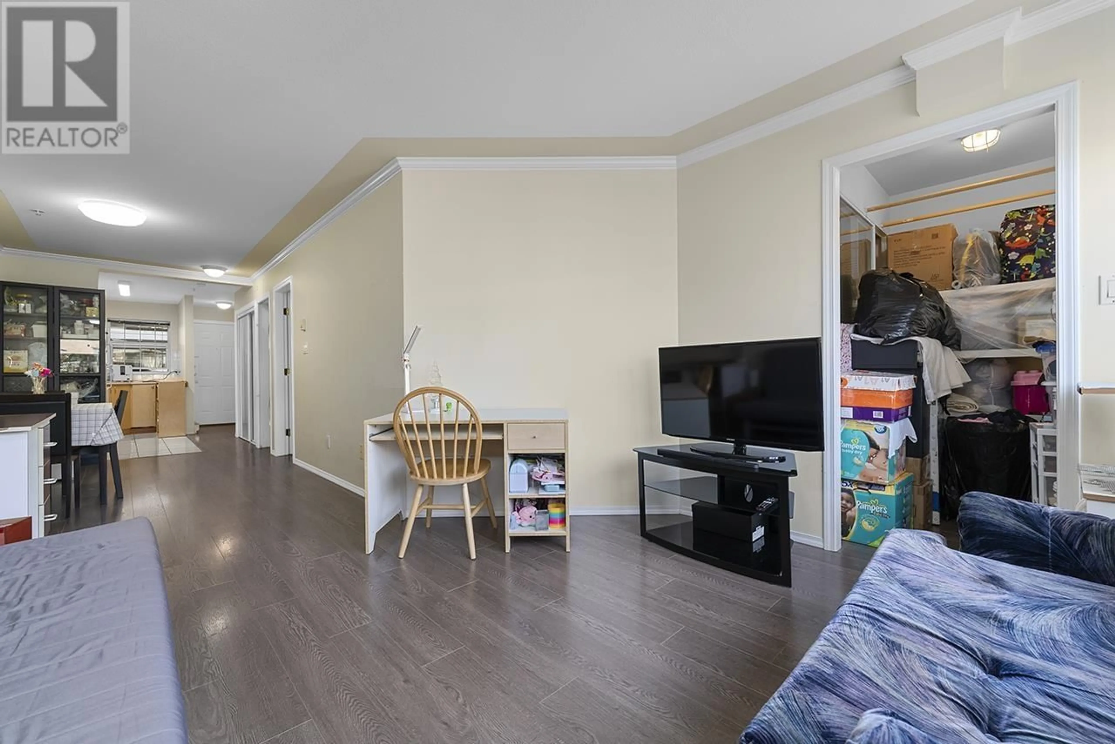 Living room with furniture, wood/laminate floor for 310 2238 KINGSWAY, Vancouver British Columbia V5N2T7