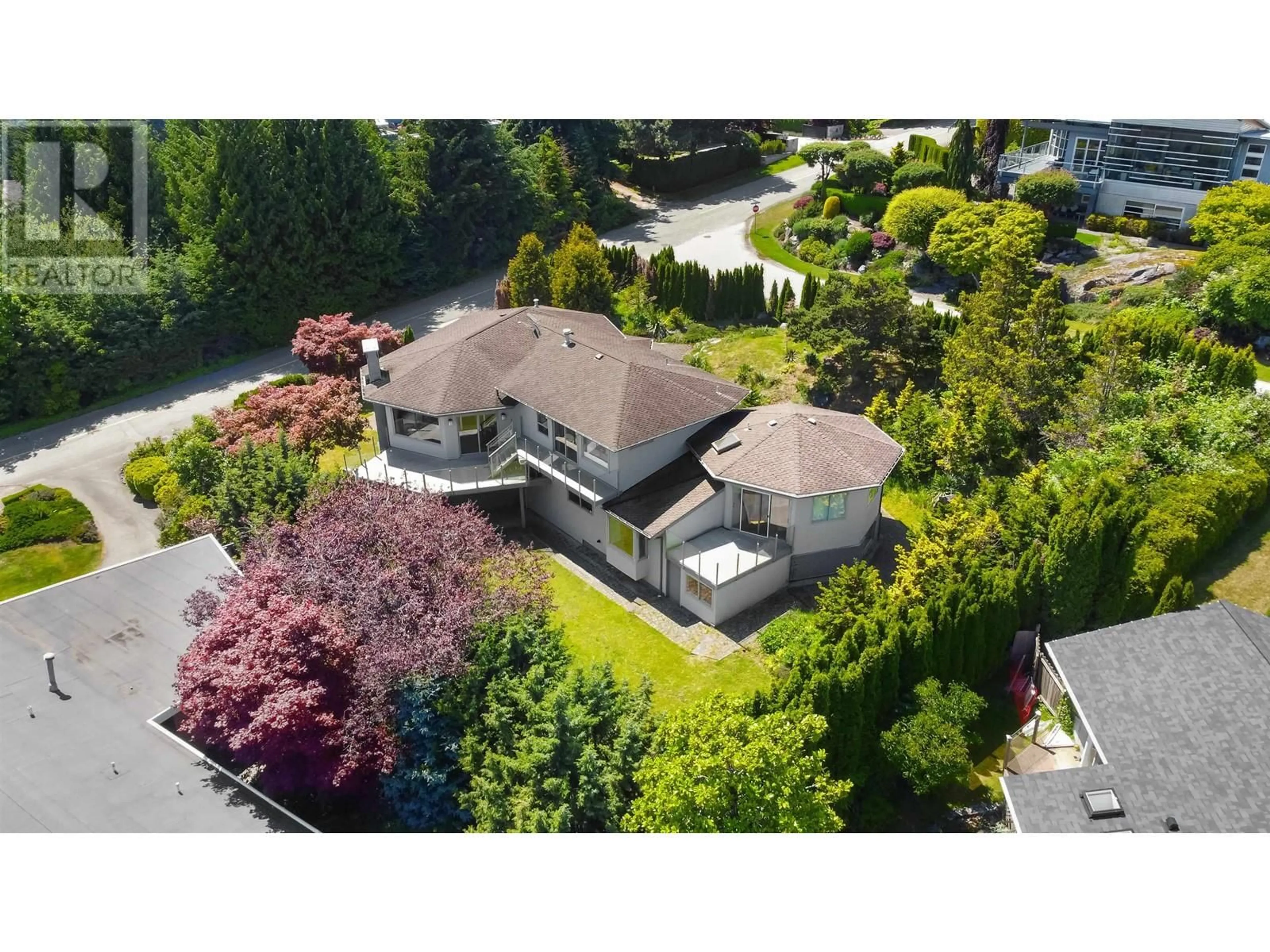 A pic from outside/outdoor area/front of a property/back of a property/a pic from drone, street for 4246 ROCKRIDGE ROAD, West Vancouver British Columbia V7W1B1