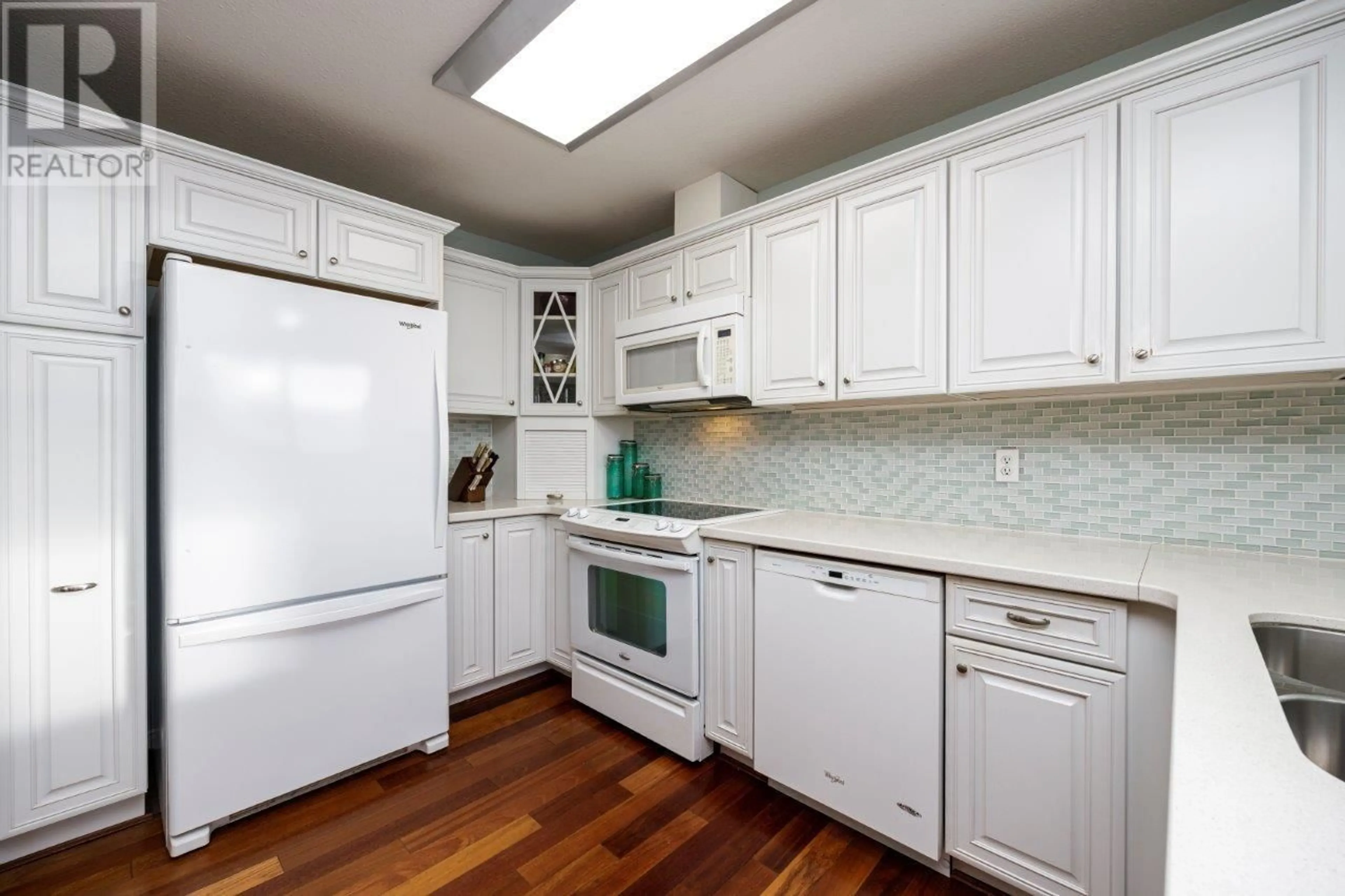 Standard kitchen, unknown for 2929 DOLLARTON HIGHWAY, North Vancouver British Columbia V7H1B1