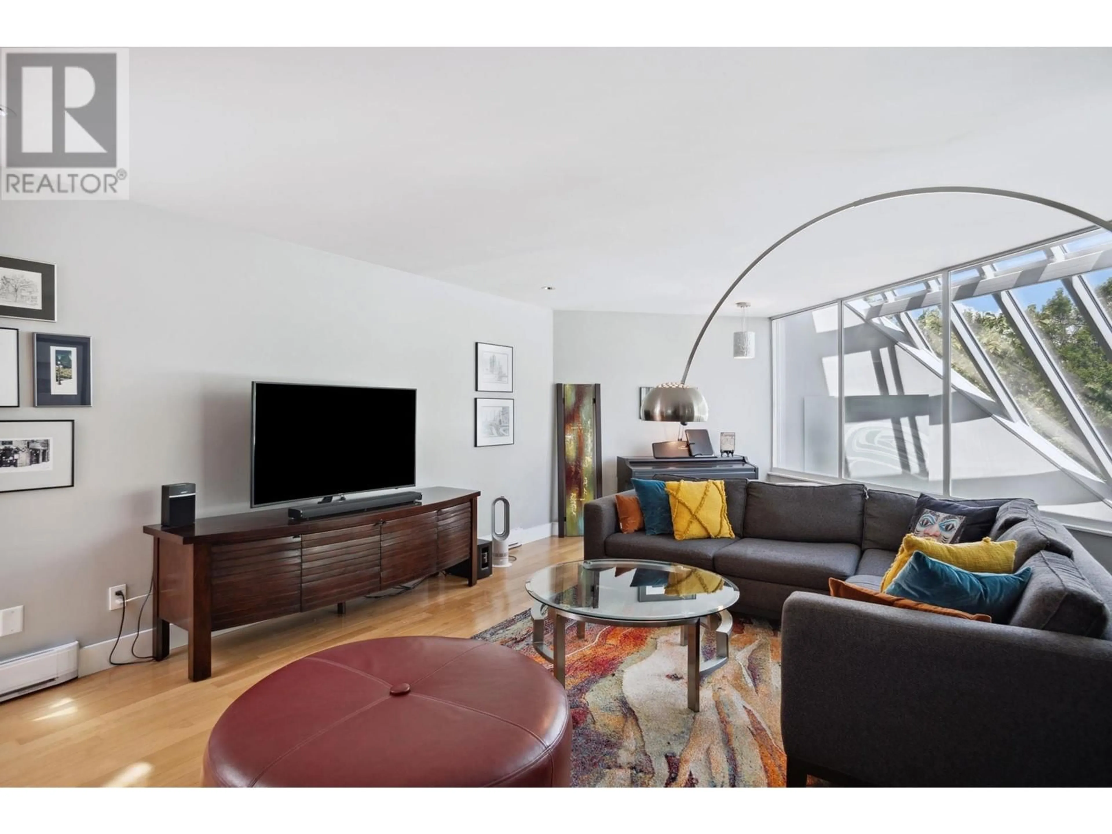 Living room with furniture, wood/laminate floor for 2205 OAK STREET, Vancouver British Columbia V6H3W6