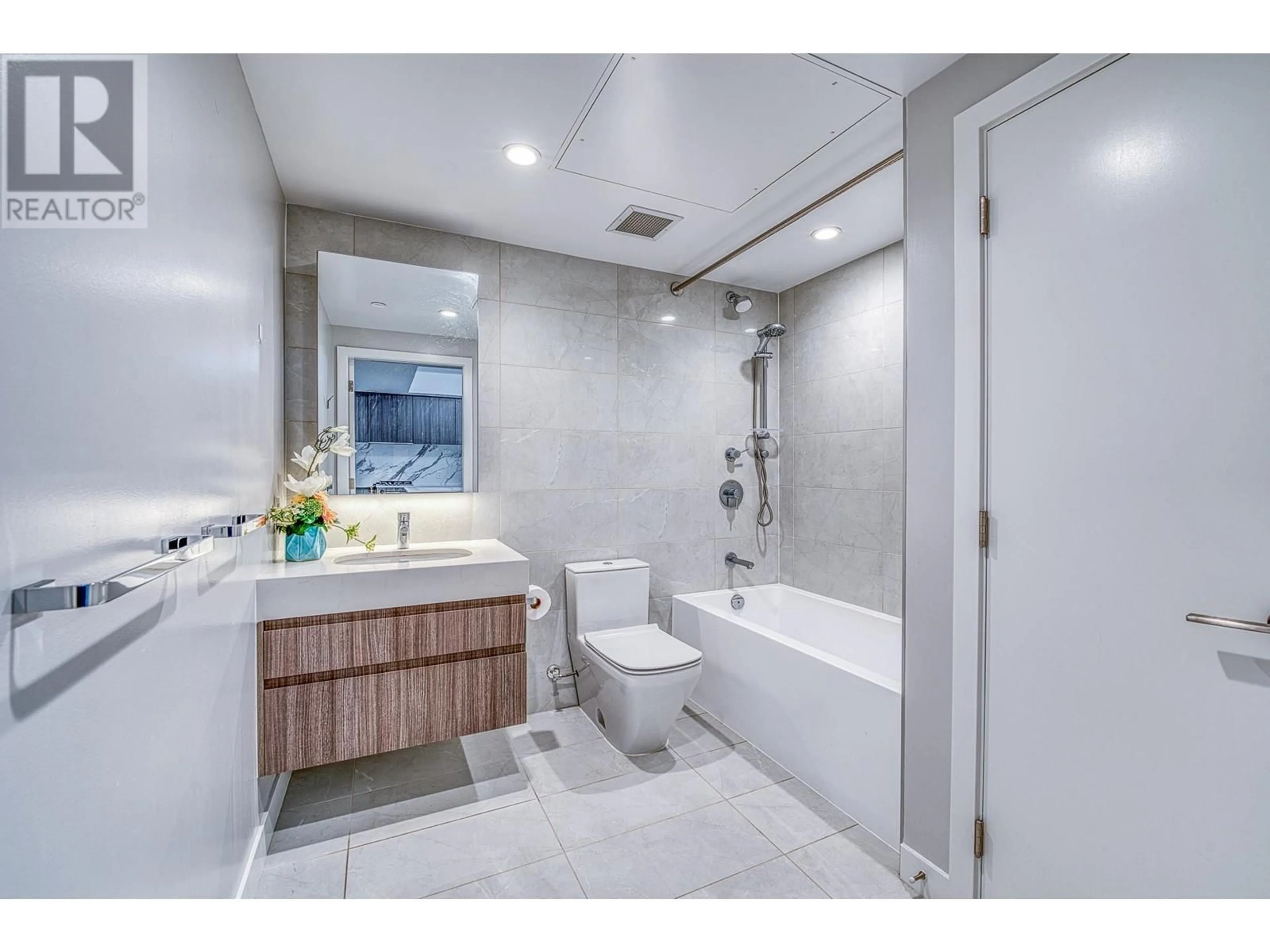 Standard bathroom, ceramic/tile floor for 2508 6463 SILVER AVENUE, Burnaby British Columbia V5H0K4