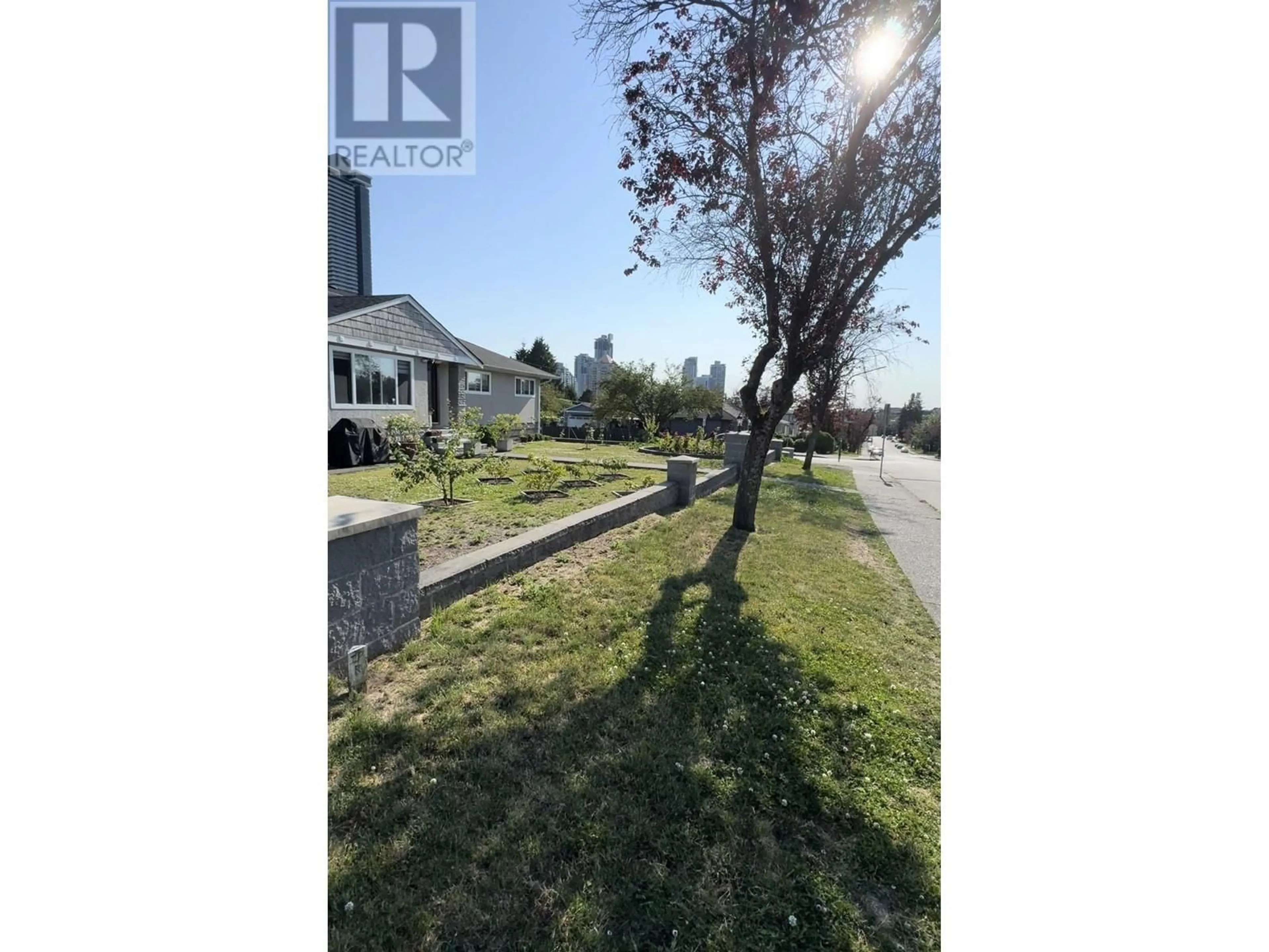 A pic from outside/outdoor area/front of a property/back of a property/a pic from drone, street for 4606 MIDLAWN DRIVE, Burnaby British Columbia V5C3P6