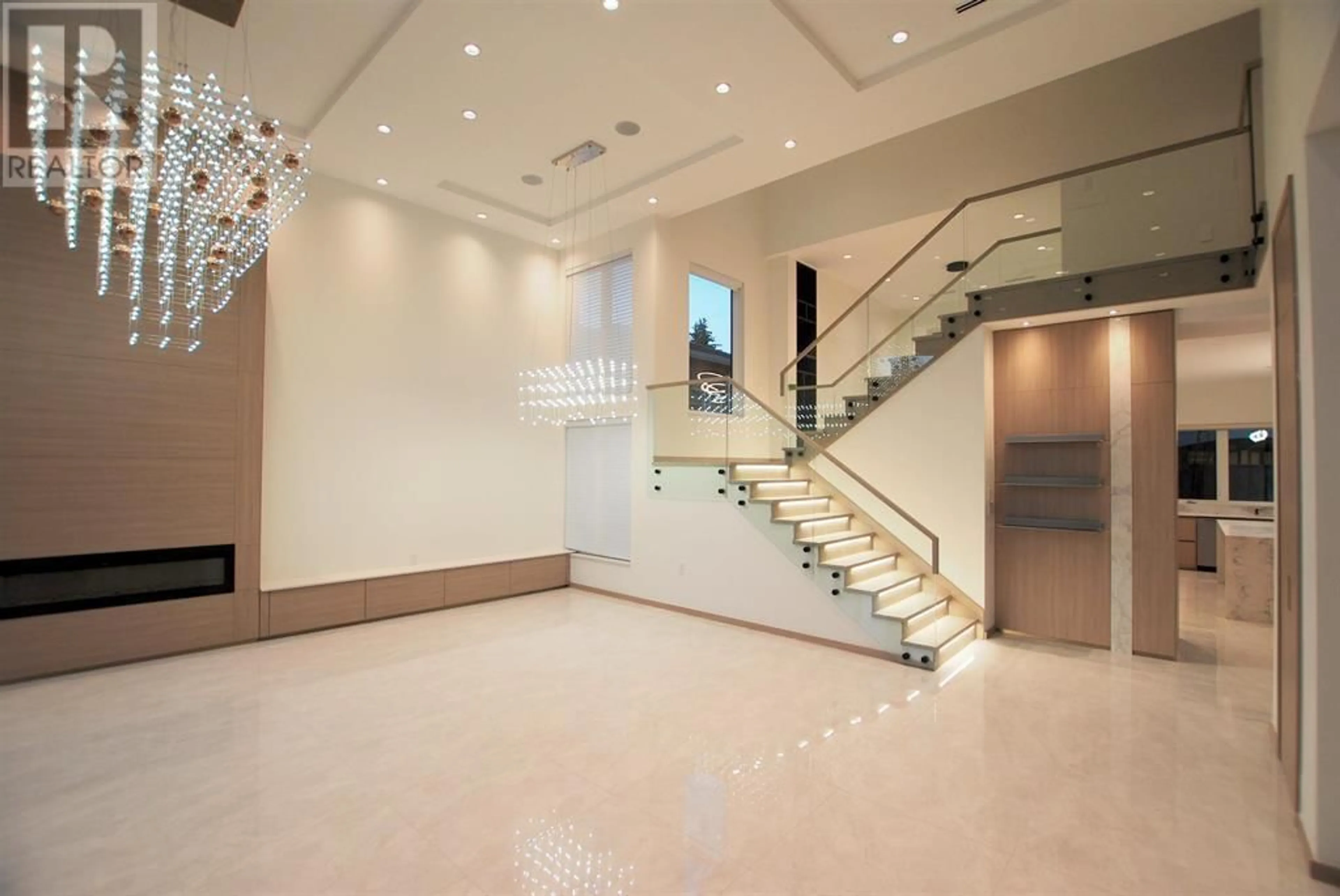 Indoor foyer for 6431 SKAHA CRESCENT, Richmond British Columbia V7C2R3