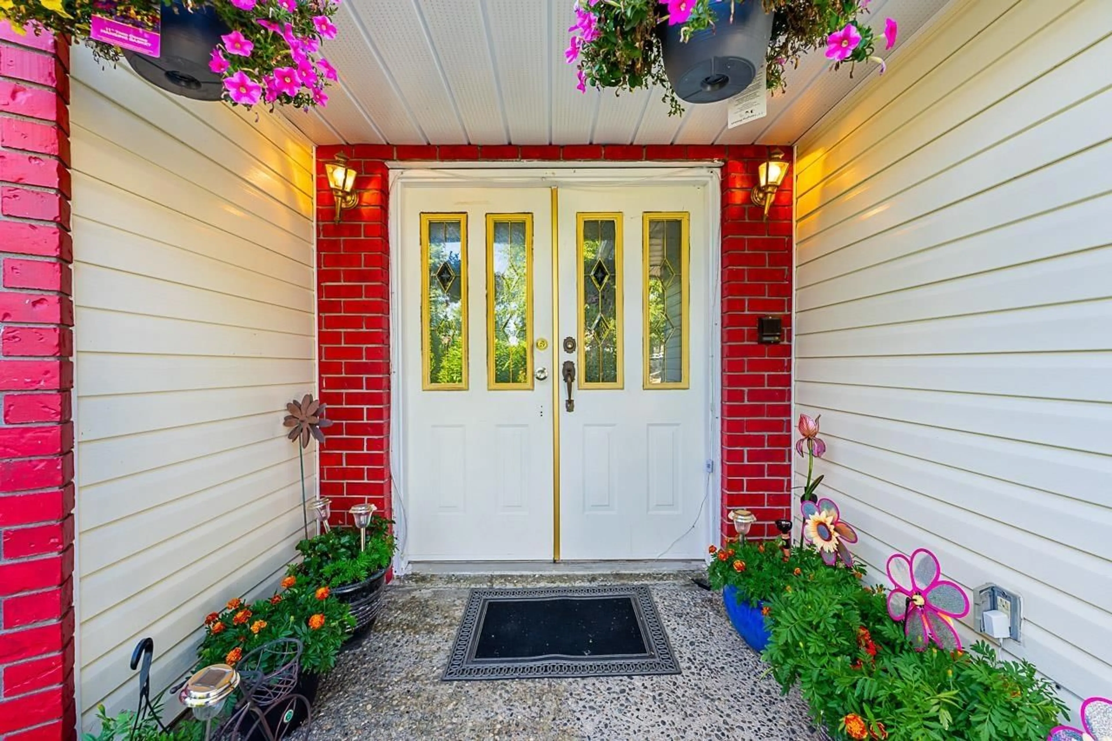 Indoor entryway for 8879 141B, Surrey British Columbia V3V7W5