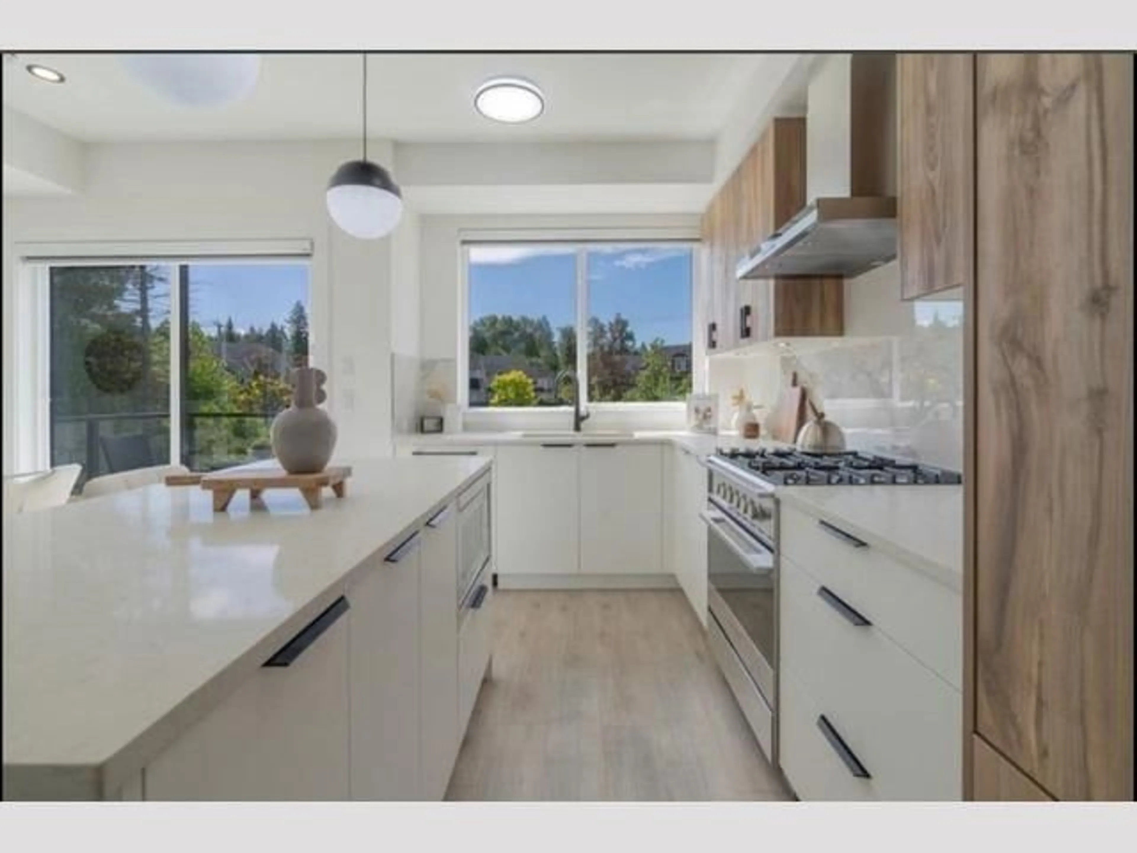 Contemporary kitchen, unknown for 1 13895 64 AVENUE, Surrey British Columbia V3W3N9