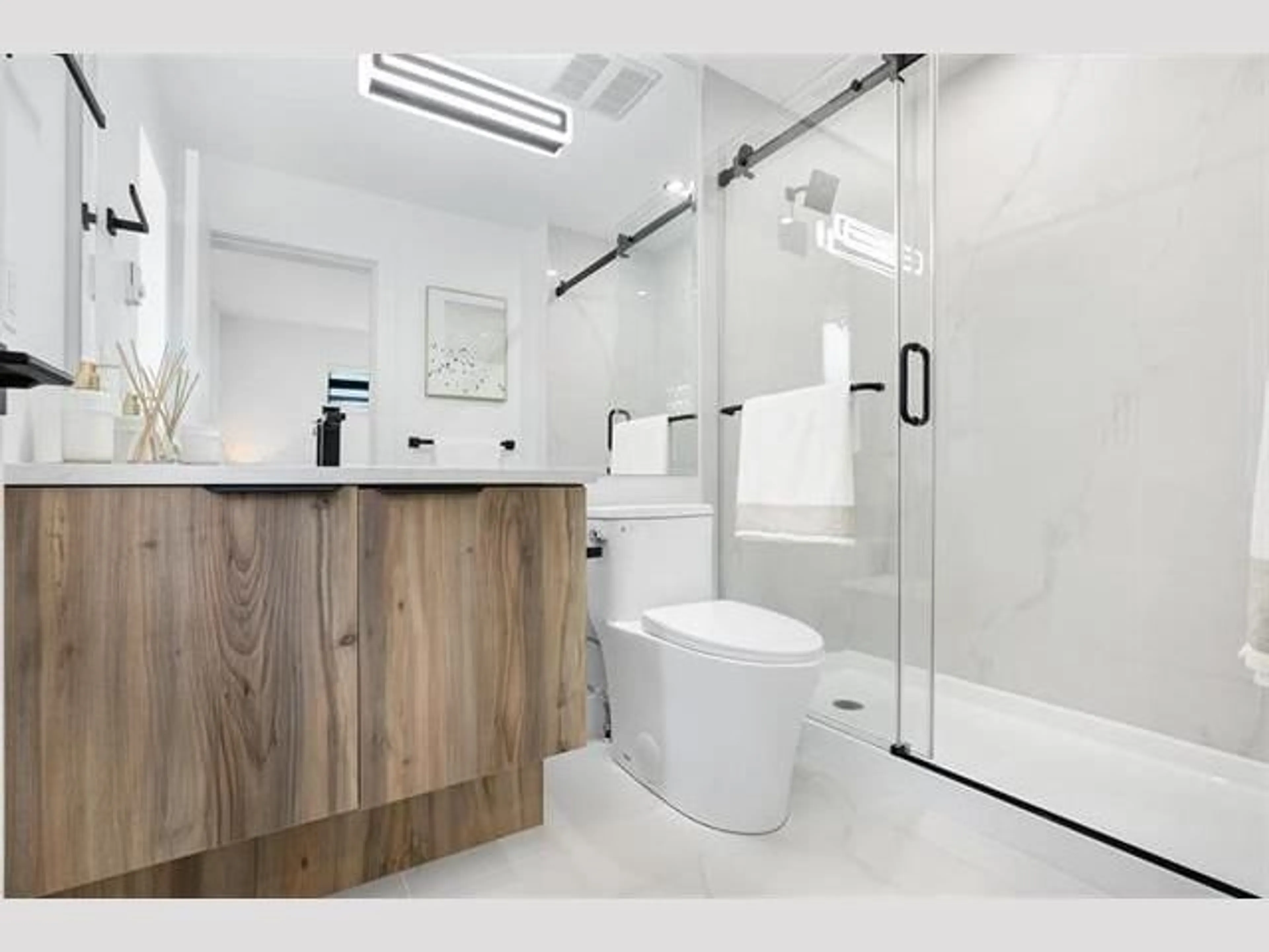 Contemporary bathroom, ceramic/tile floor for 1 13895 64 AVENUE, Surrey British Columbia V3W3N9